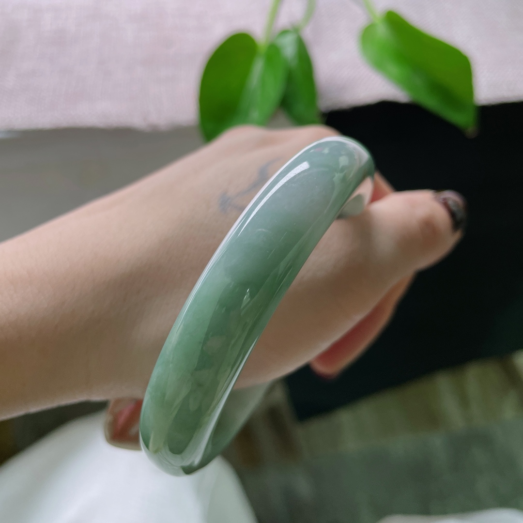 57.9/12.6/8.5，淡蓝色正圈，颜色深浅不一，绰约多姿，洒金，一点皮纹，ss50772a