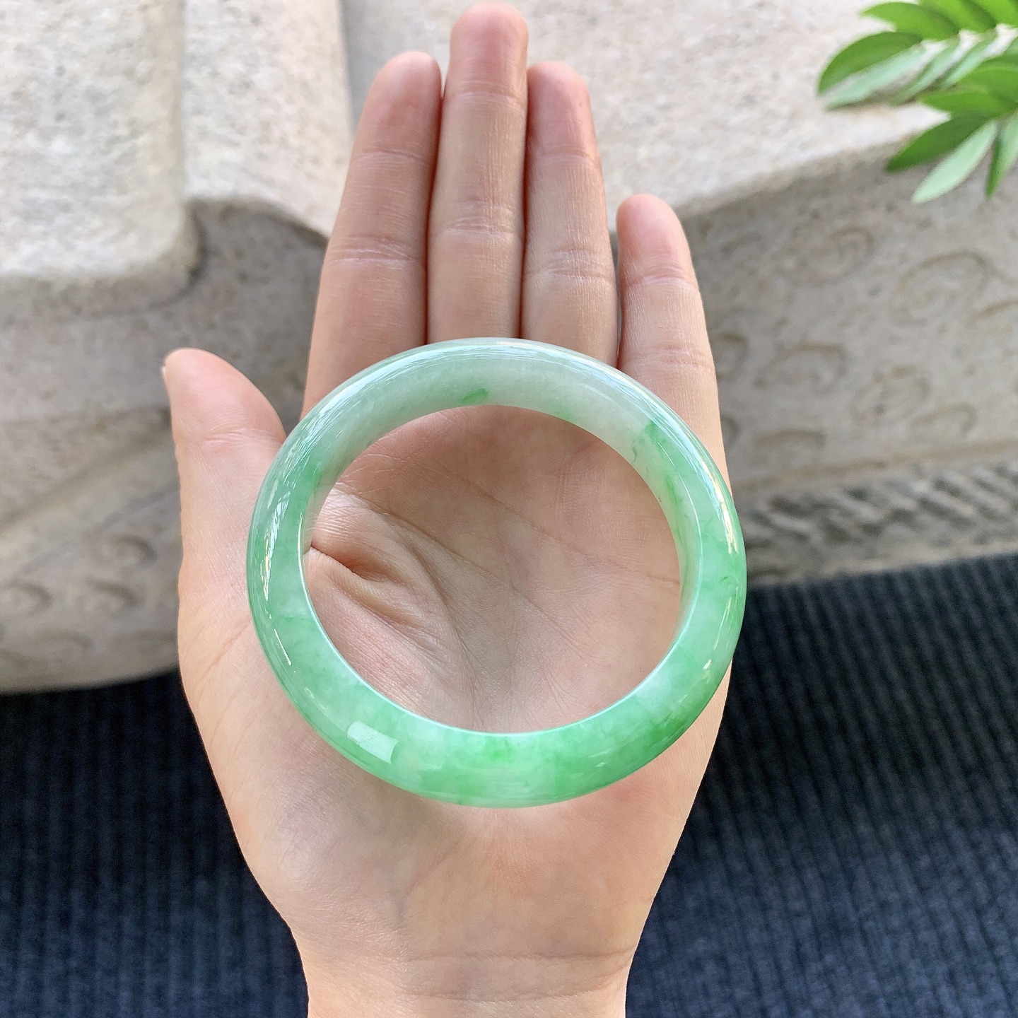 正圈54 55【圈口】54.3/12.4/8.2【编码】A1010482【描述】糯冰飘绿，水润，种老，细腻，打灯有棉线