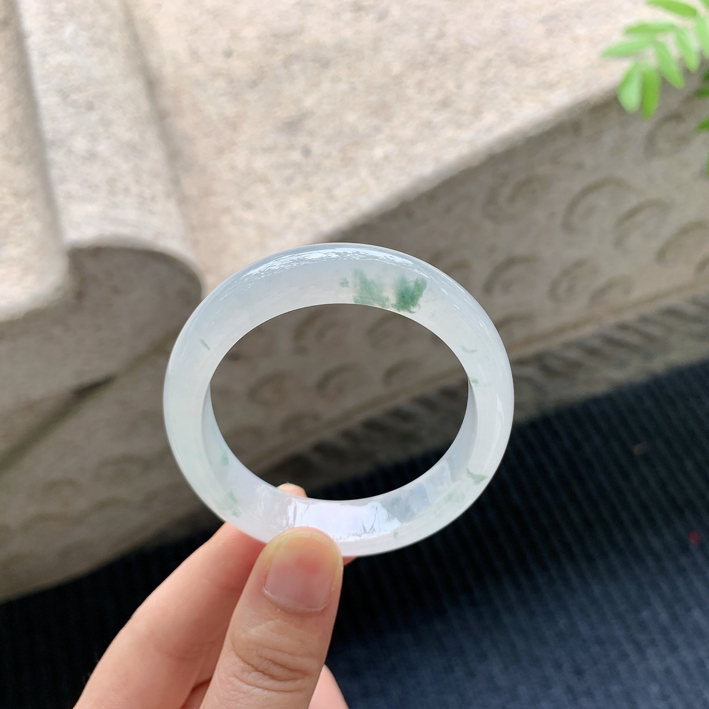 贵妃54 55【圈口】55.3/46.5/11.7/7.2【编码】DZ041213【描述】冰糯飘花，水润，种老，细腻，打灯有棉线