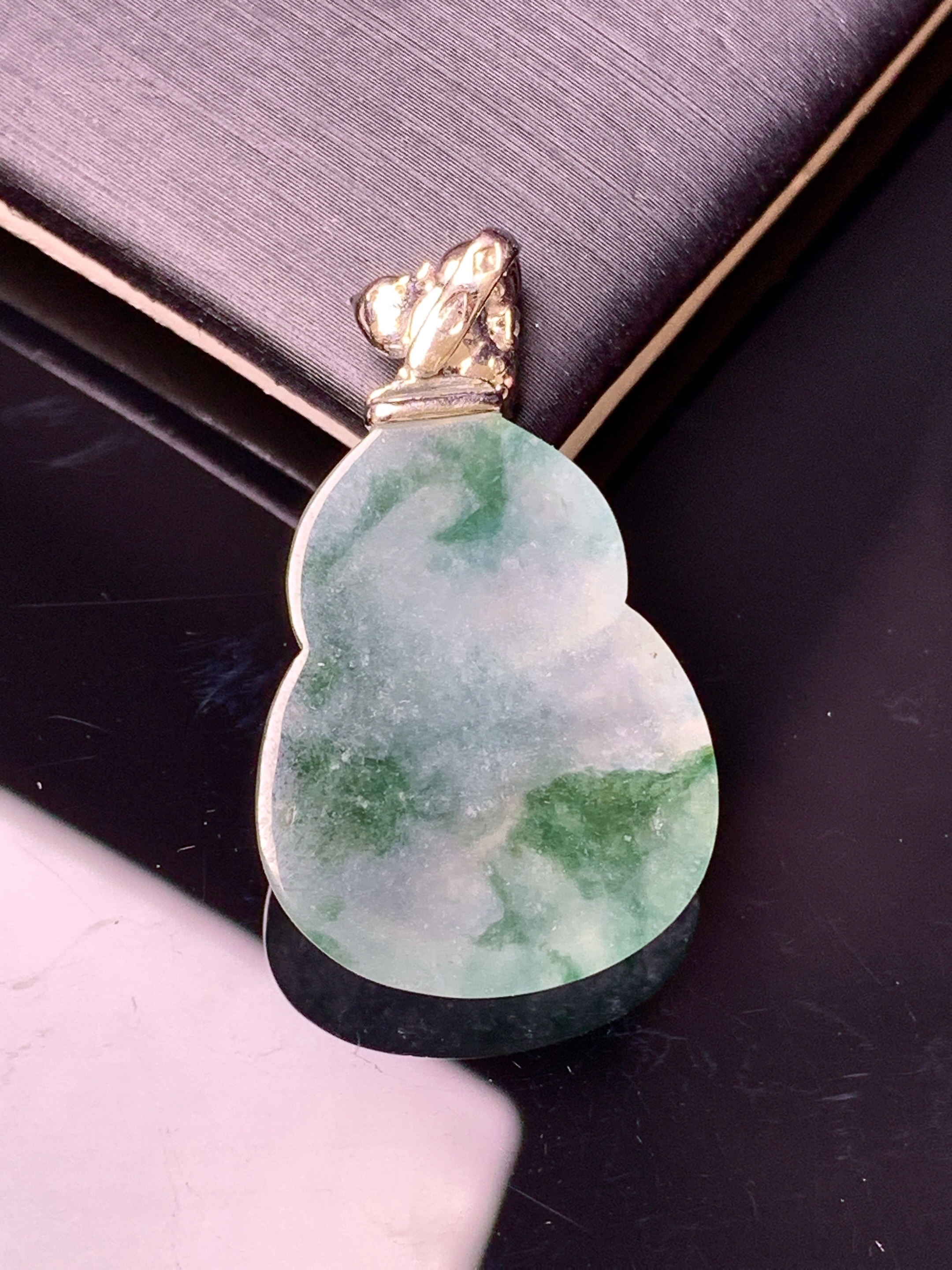 18k金钻镶嵌冰种飘绿葫芦吊坠 玉质细腻 色泽艳丽清新 水润亮眼 整体尺32.3*18.3*5.3yz