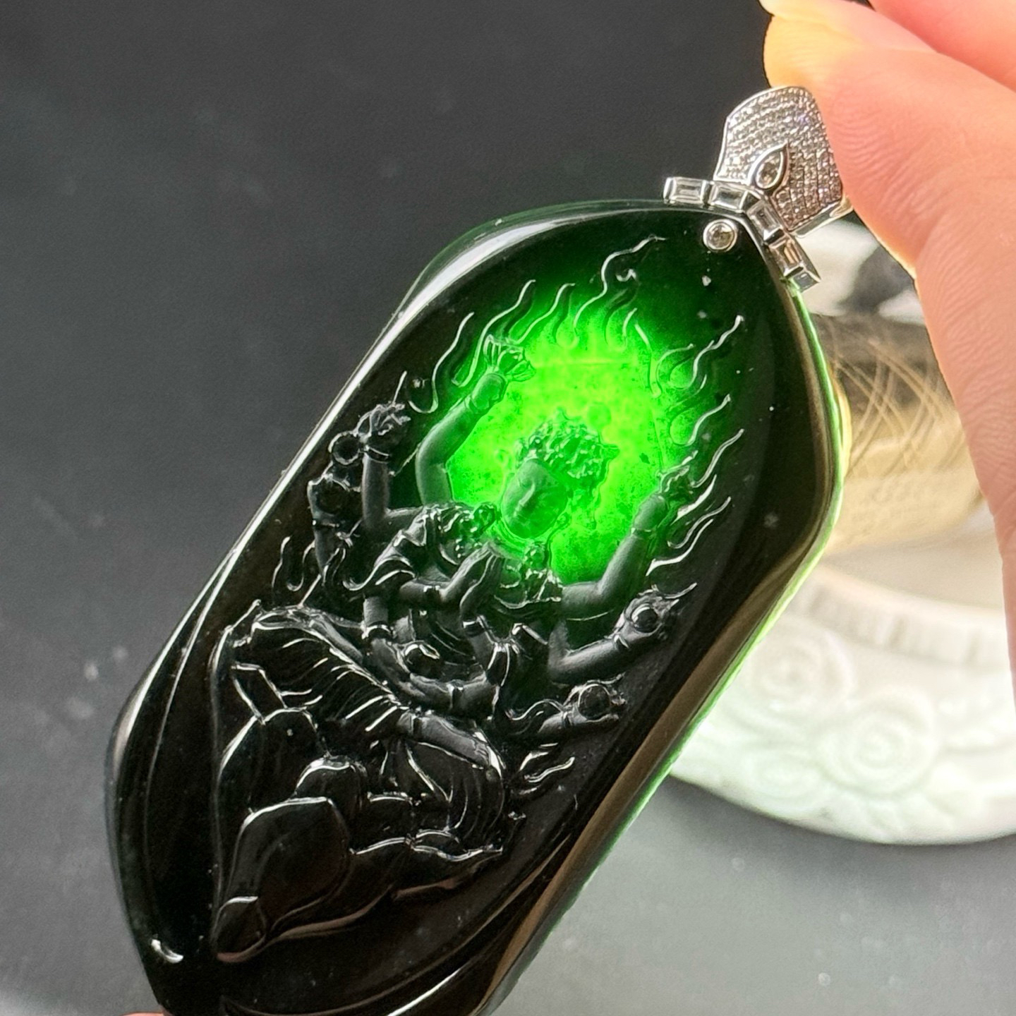 精品18k墨翠千手观音 种好色正 黑度极好 打灯通透 油性十足 尺寸80