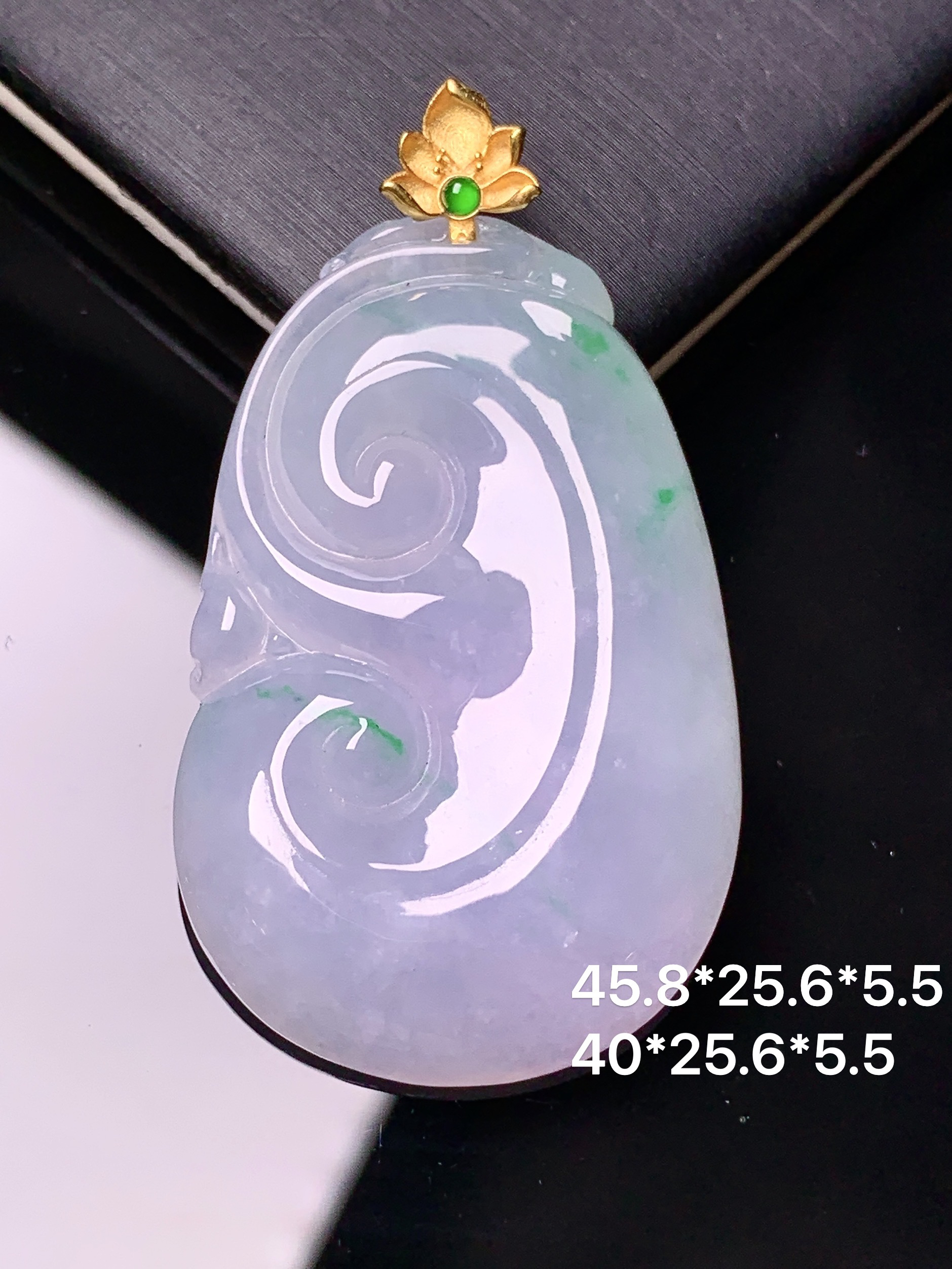 18k金镶嵌飘绿如意吊坠 玉质细腻 色泽艳丽清新 水润亮眼 整体尺寸45.8*25.6*5.5j2