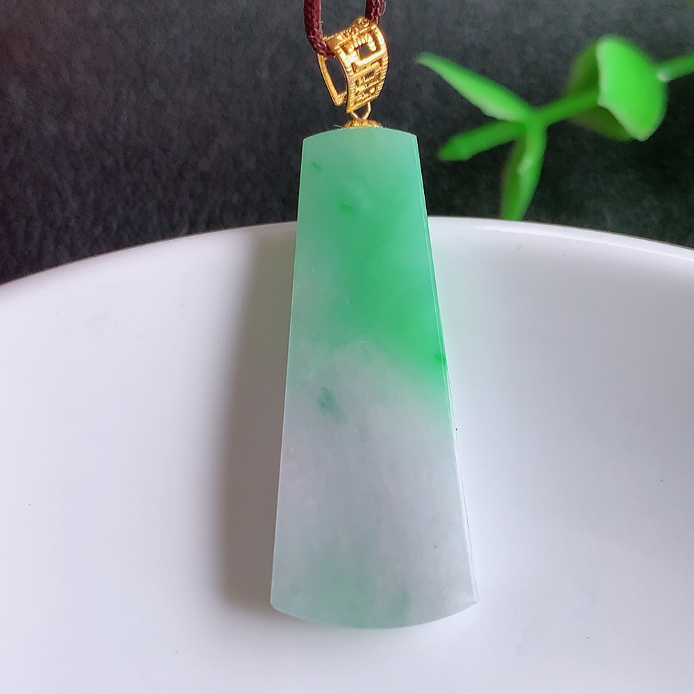 冰润飘绿无事牌翡翠吊坠，平平安安，万事如意，沁人心脾，清秀高雅，18k金镶嵌   W42.11  尺寸：29.6-12.3-3.8mm