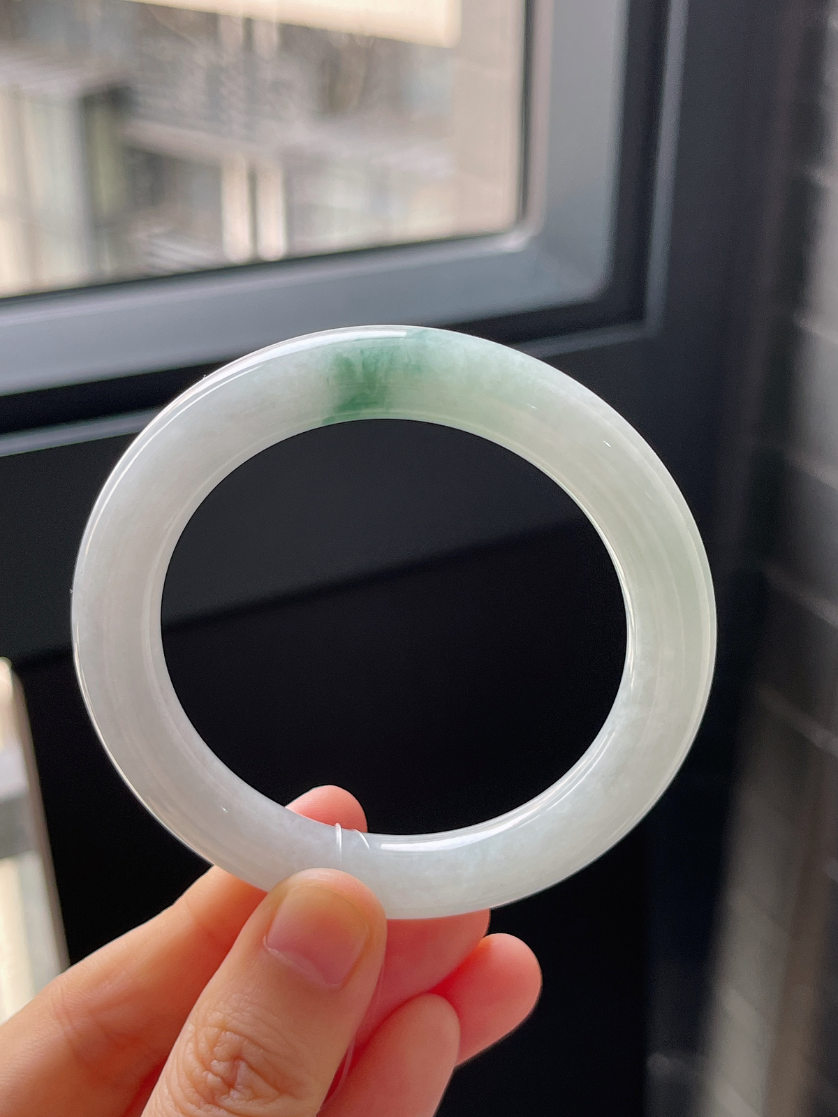 圆镯52圈口，翡翠糯化种飘绿手镯