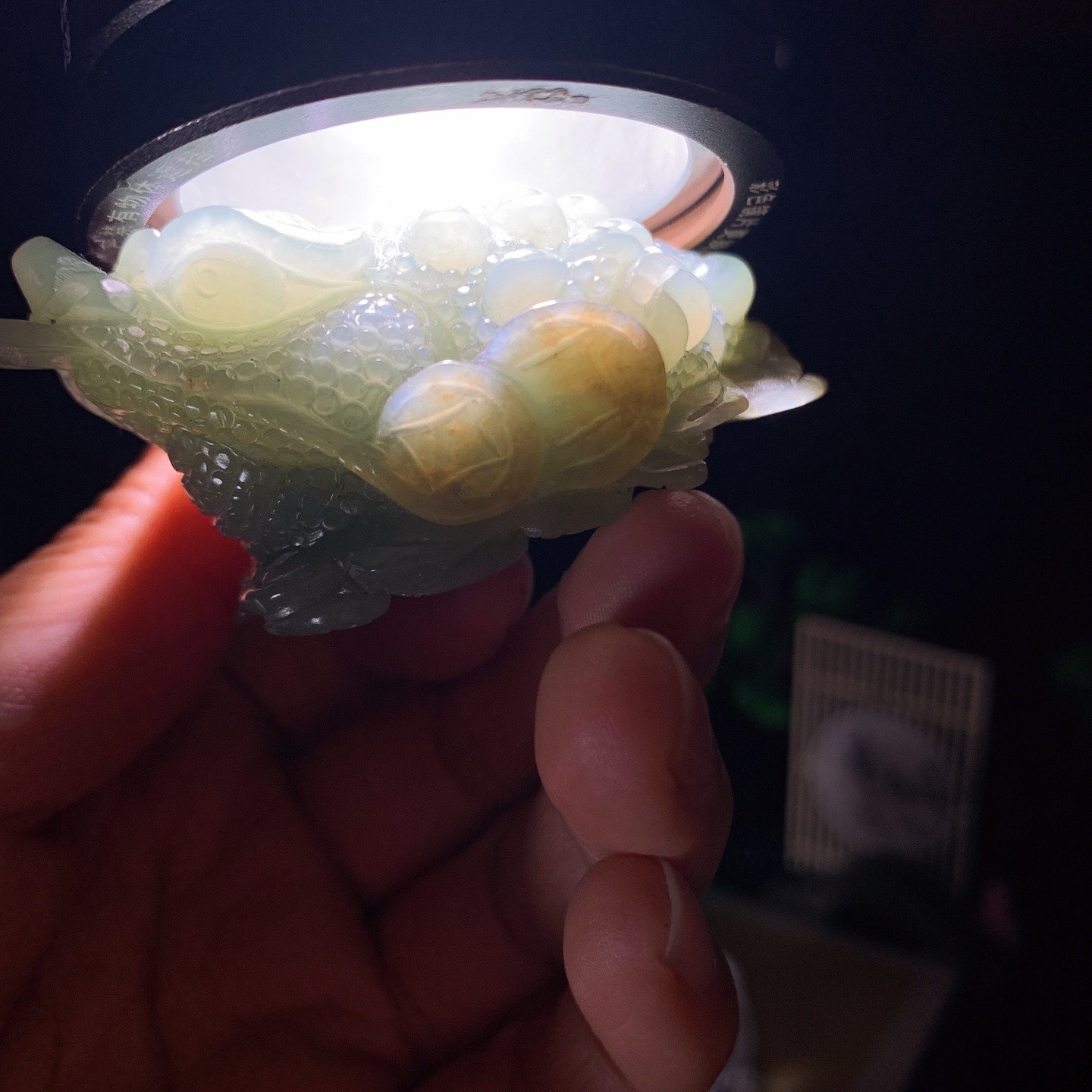 新疆和田玉且末蓝富贵缠身挂件！尺寸70/53/30重107.8克。玉质细腻油润。手推出油。佩戴高端典雅。lt260410