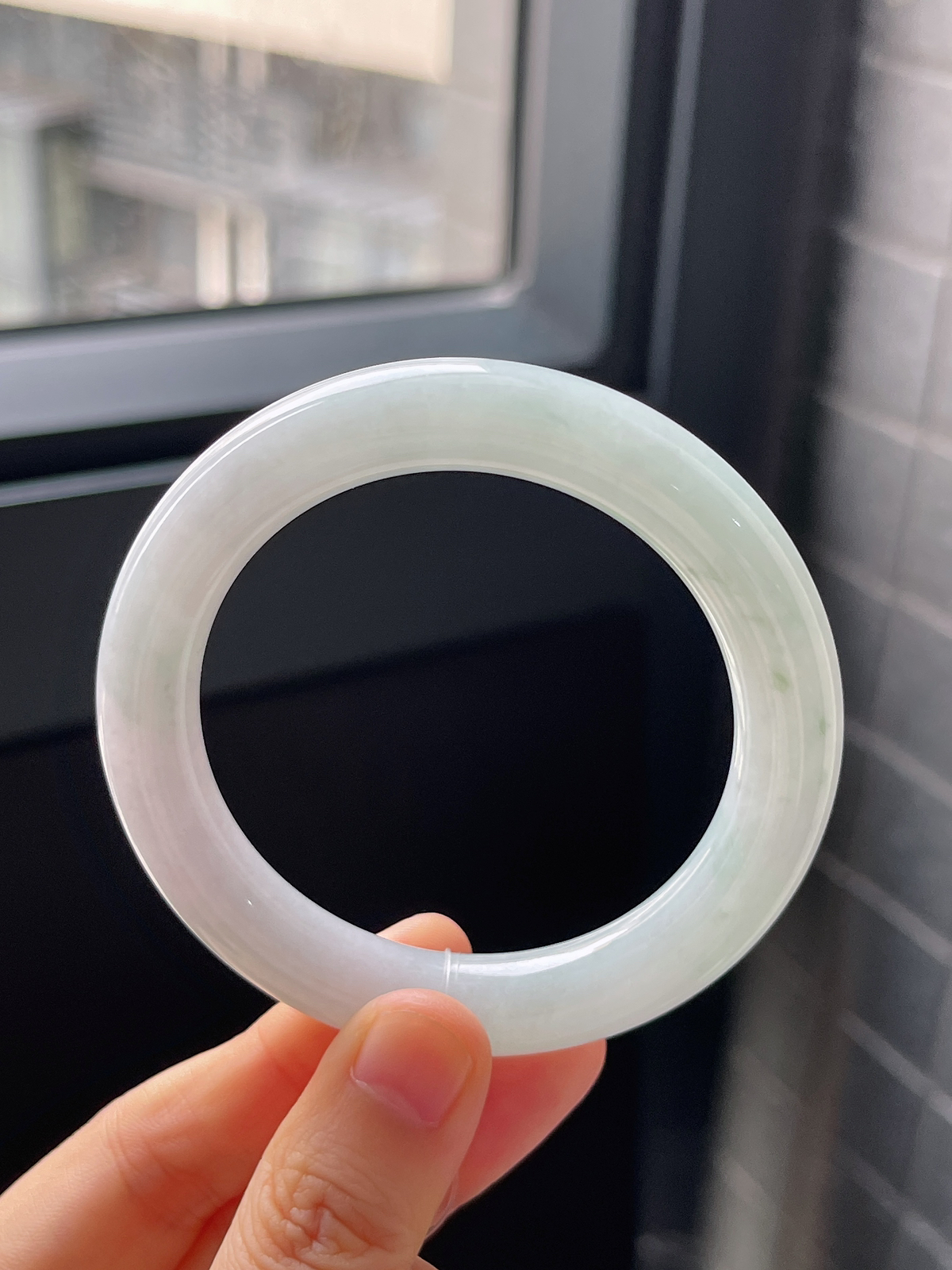 圆镯52.3圈口，翡翠糯化种淡绿色手镯