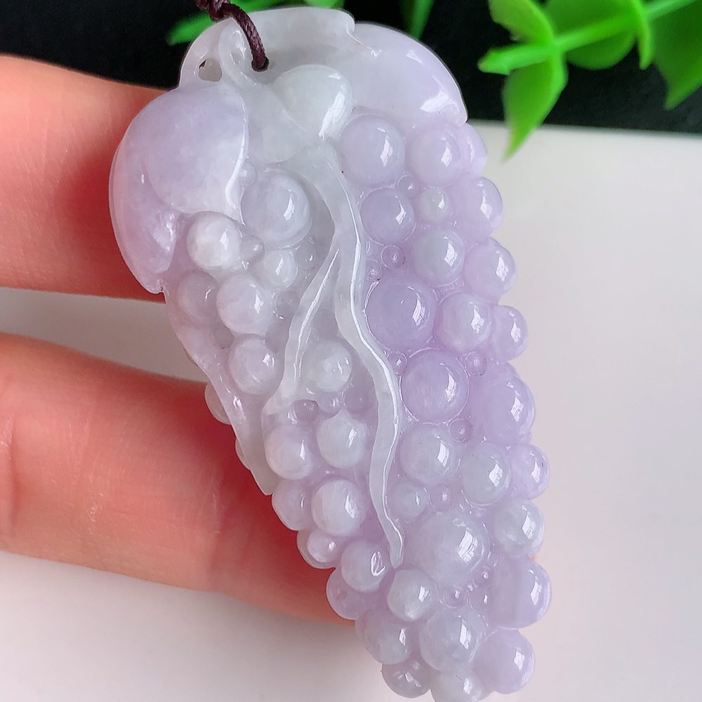 冰润紫罗兰多子多福翡翠吊坠，多子多福，福气满满，紫气东来，清秀高雅，上身效果优雅迷人！性价比超值！W41.11 尺寸：53.8-27.8-11.5mm