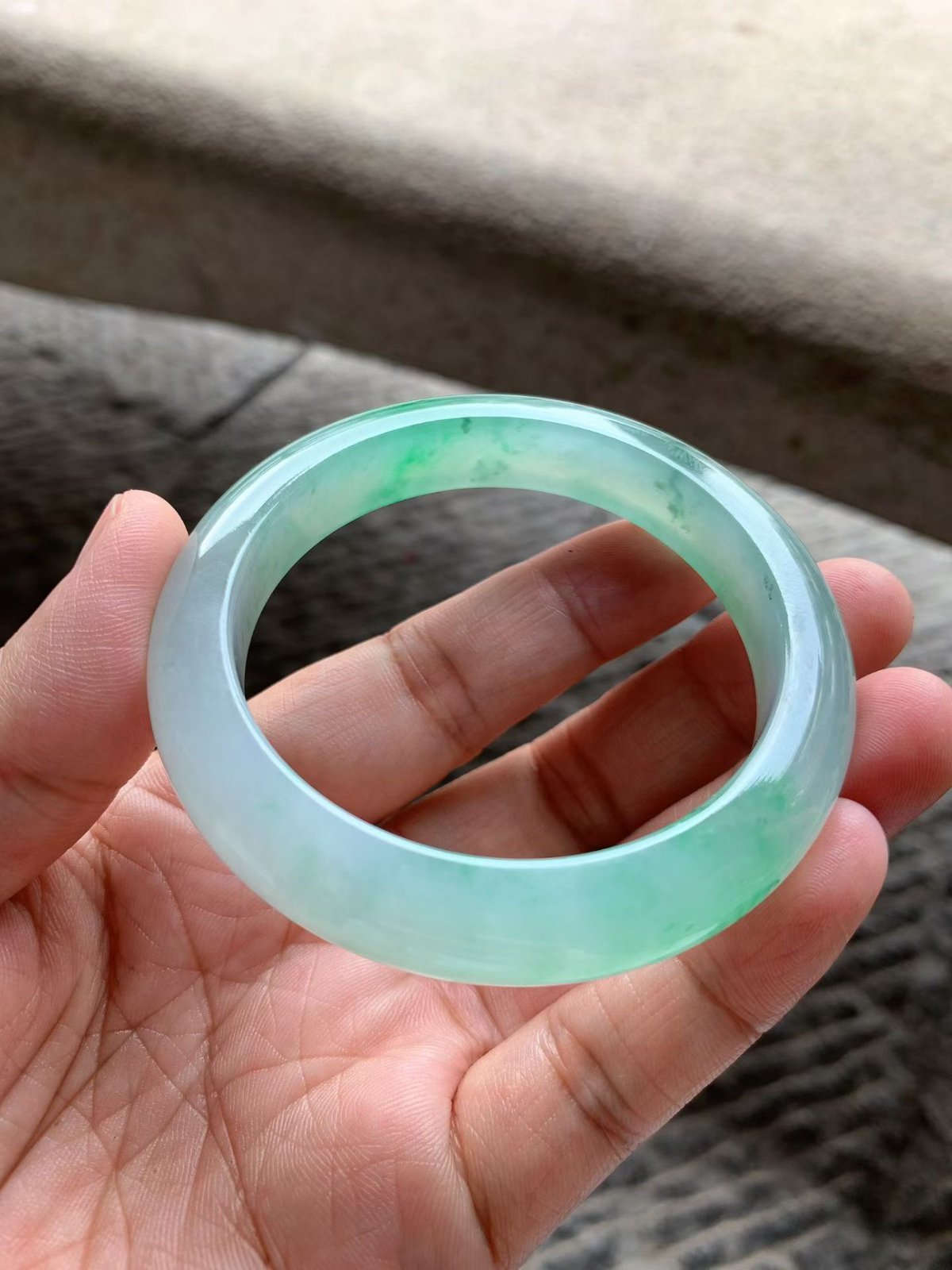 飘绿花正圈手镯尺寸56*11*9 老种通透，纯净细腻，胶润无比，颜色清新柔和，花色灵动轻盈！