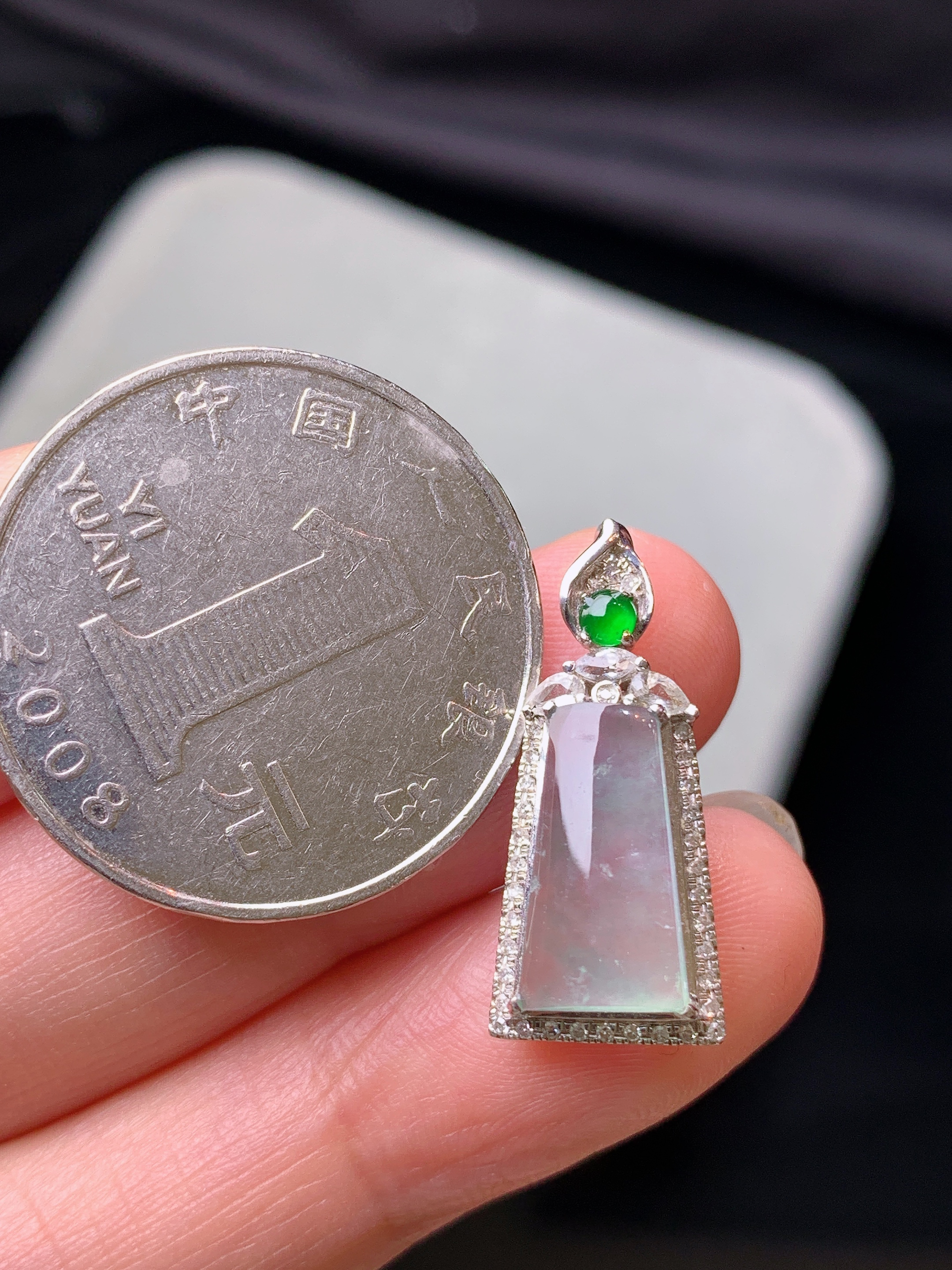 18k金钻镶嵌冰种玉柱吊坠 玉质细腻 色泽艳丽清新 水润亮眼 整体尺寸22.8*10*6.5c5