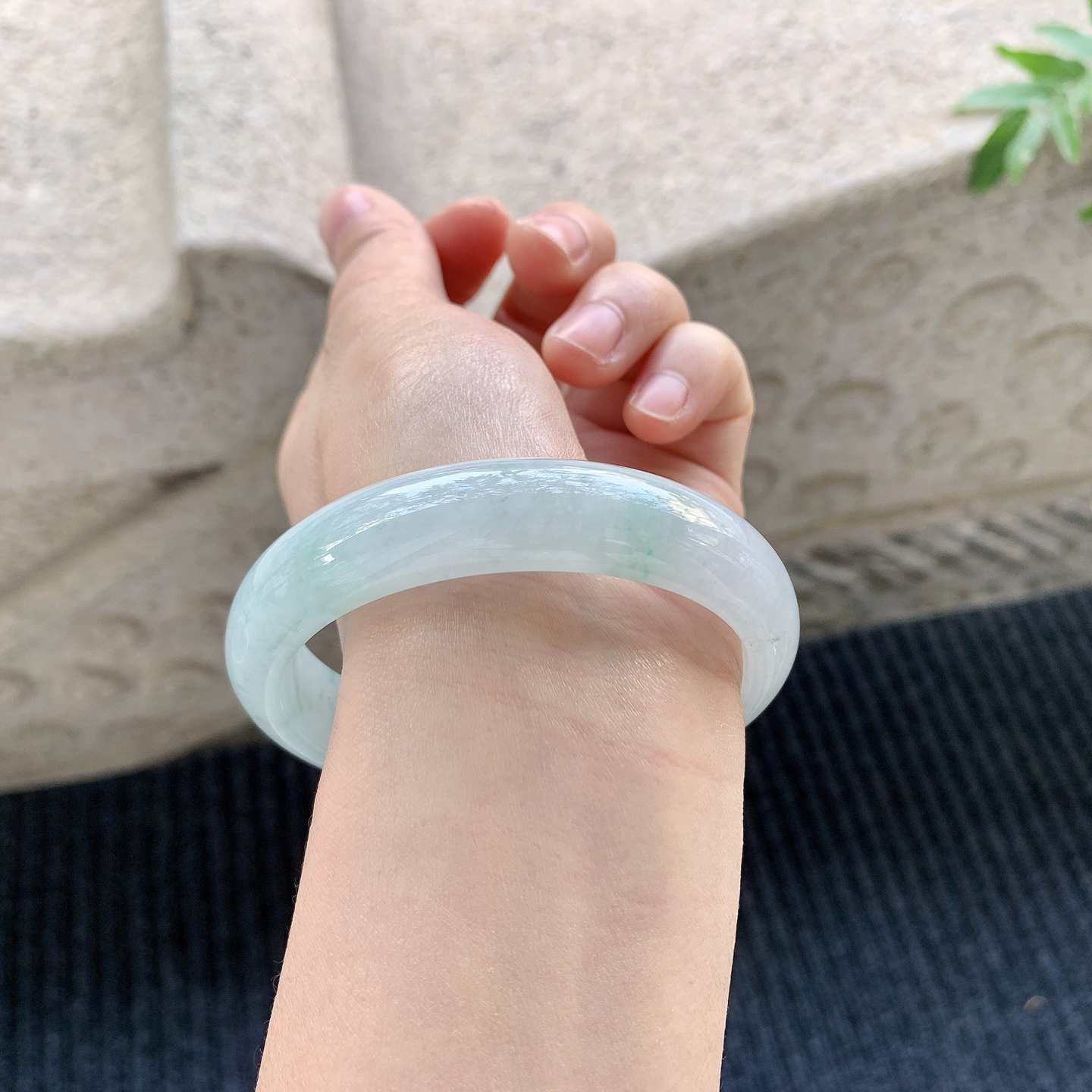 【圈口】59/13.5/7.6
【描述】细糯飘绿，水润，种老，细腻，无纹裂！