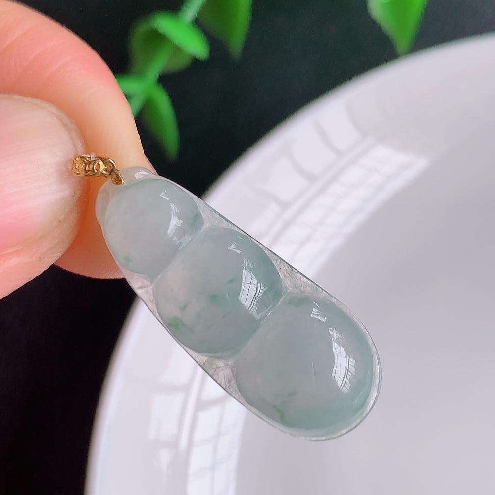 18k金扣冰润飘花福豆翡翠挂件，老种飘花  冰清玉洁  胶感十足  寓意“四季平安，福气满满”颜色鲜艳，清新自然，饱满通透   W49.11  尺寸：27.8-11-5.2mm