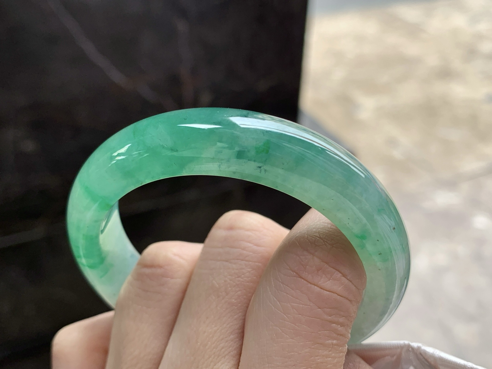 52.6-12.7-8.3

冰绿花手镯^_^颜色鲜艳起光