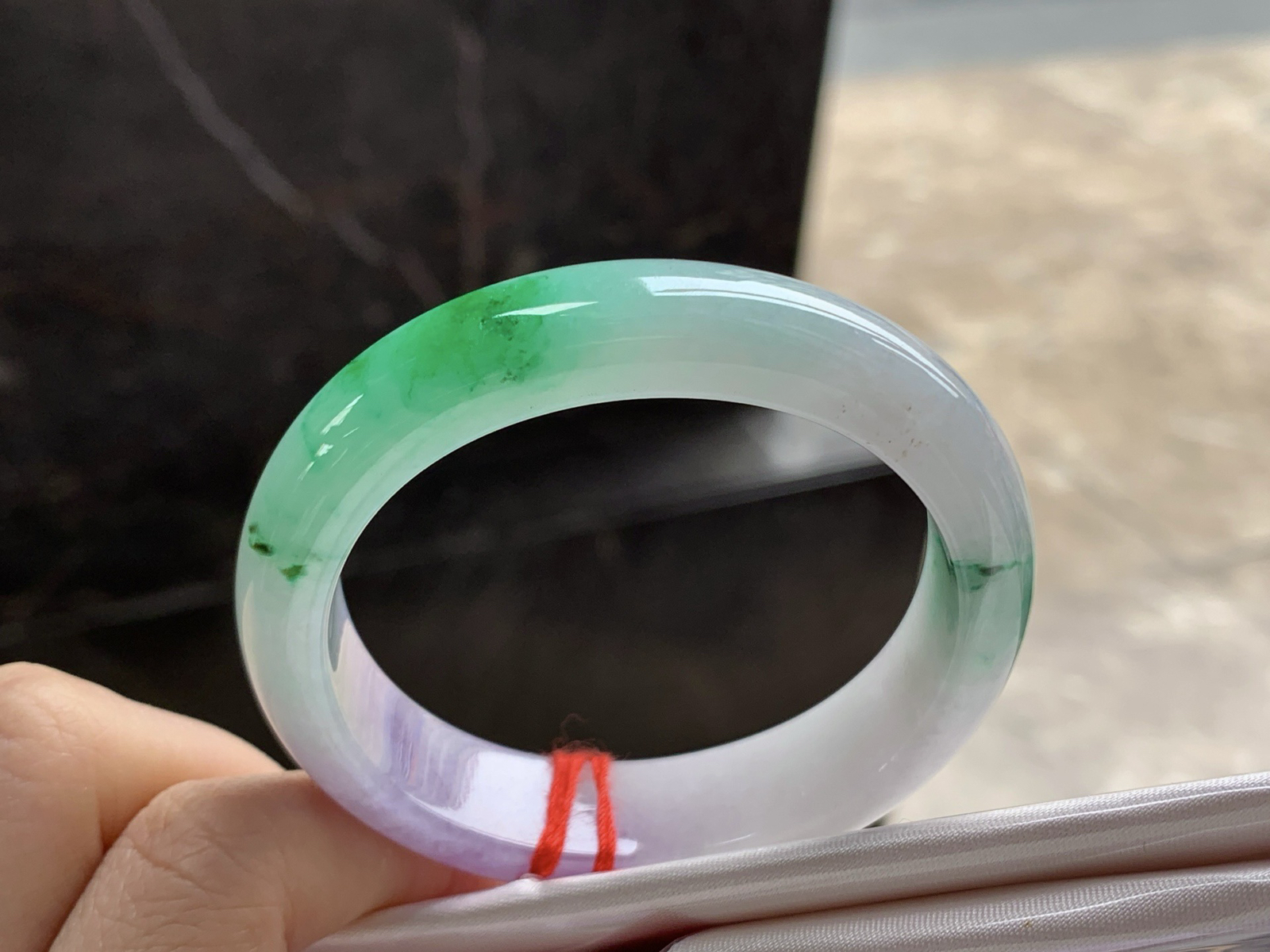 50.4-13.1-8

春带彩贵妃手镯^_^鲜艳 玉质温润 细腻 正圈48小手可以带