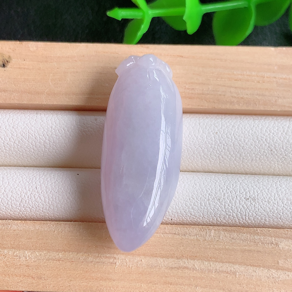 冰润紫罗兰福瓜翡翠吊坠，呱呱来财，福气满满的美好寓意，清新自然  沁人心脾，造型独特，清秀高雅  W41.11 尺寸：33-13-9.3mm