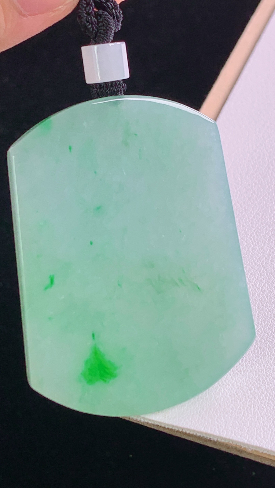 冰晴无事牌
种色兼备，水润细腻，
尺寸:63.4-54.3-40.9-5.4mm 9