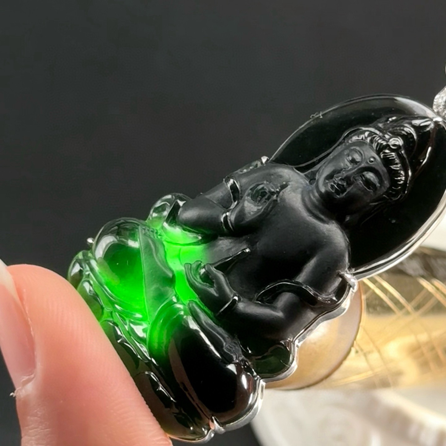 精品18k墨翠观音 种好色正 黑度极好 打灯通透 油性十足 尺寸54.6