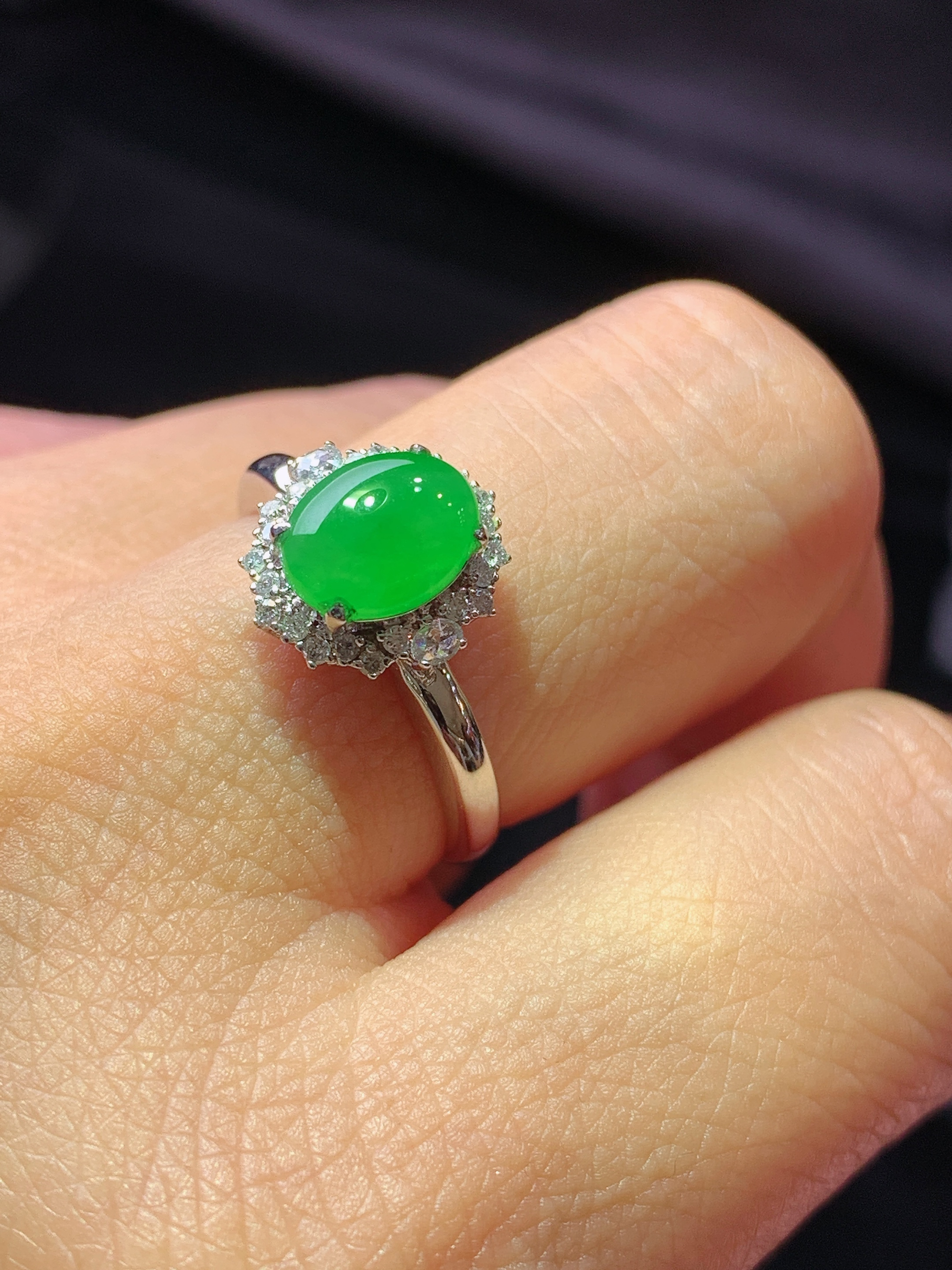 18k金钻镶嵌翠绿蛋面戒指 玉质细腻 色泽艳丽清新 水润亮眼 圈口14 整体尺寸11.3*10.6*8j2