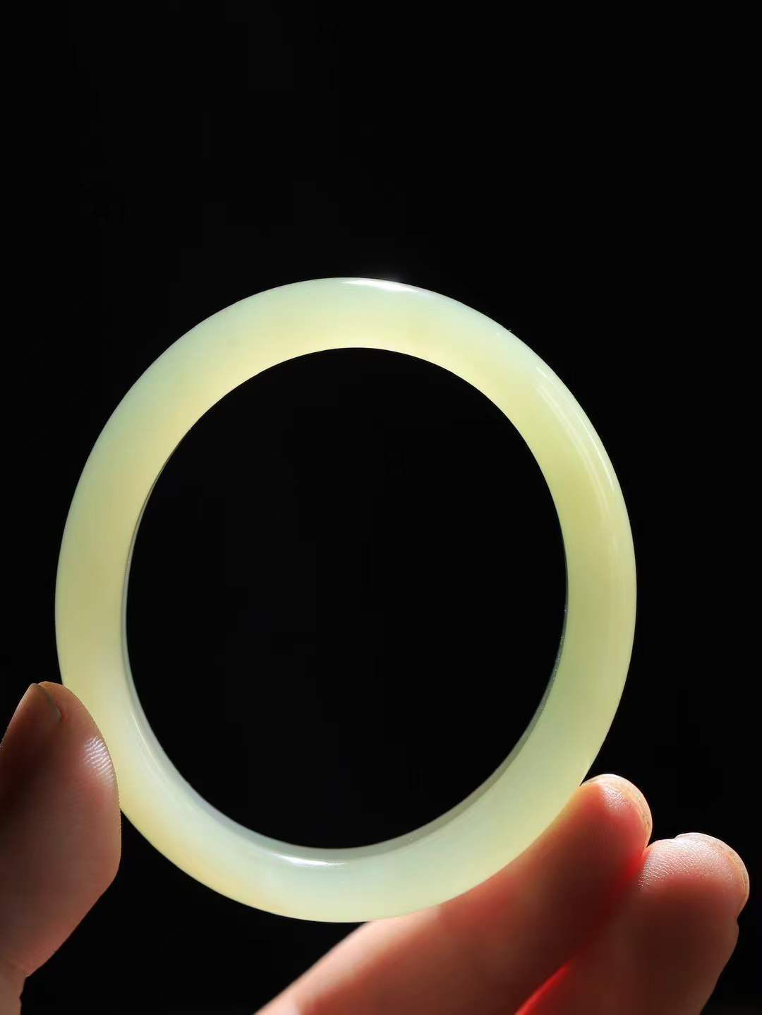 【贵妃镯.玉腕清响】    

精品和田玉晴水贵妃镯，玉质温润细腻 油性十足 相传杨贵妃十分喜爱椭圆形态手镯，后人称其为贵妃镯。因其形与人手腕形相吻合，佩戴更服帖，别具妩媚风格。
重39.5克   正圈内径51-47.5mm尺寸11.8-7.7mm   fDA-88363048