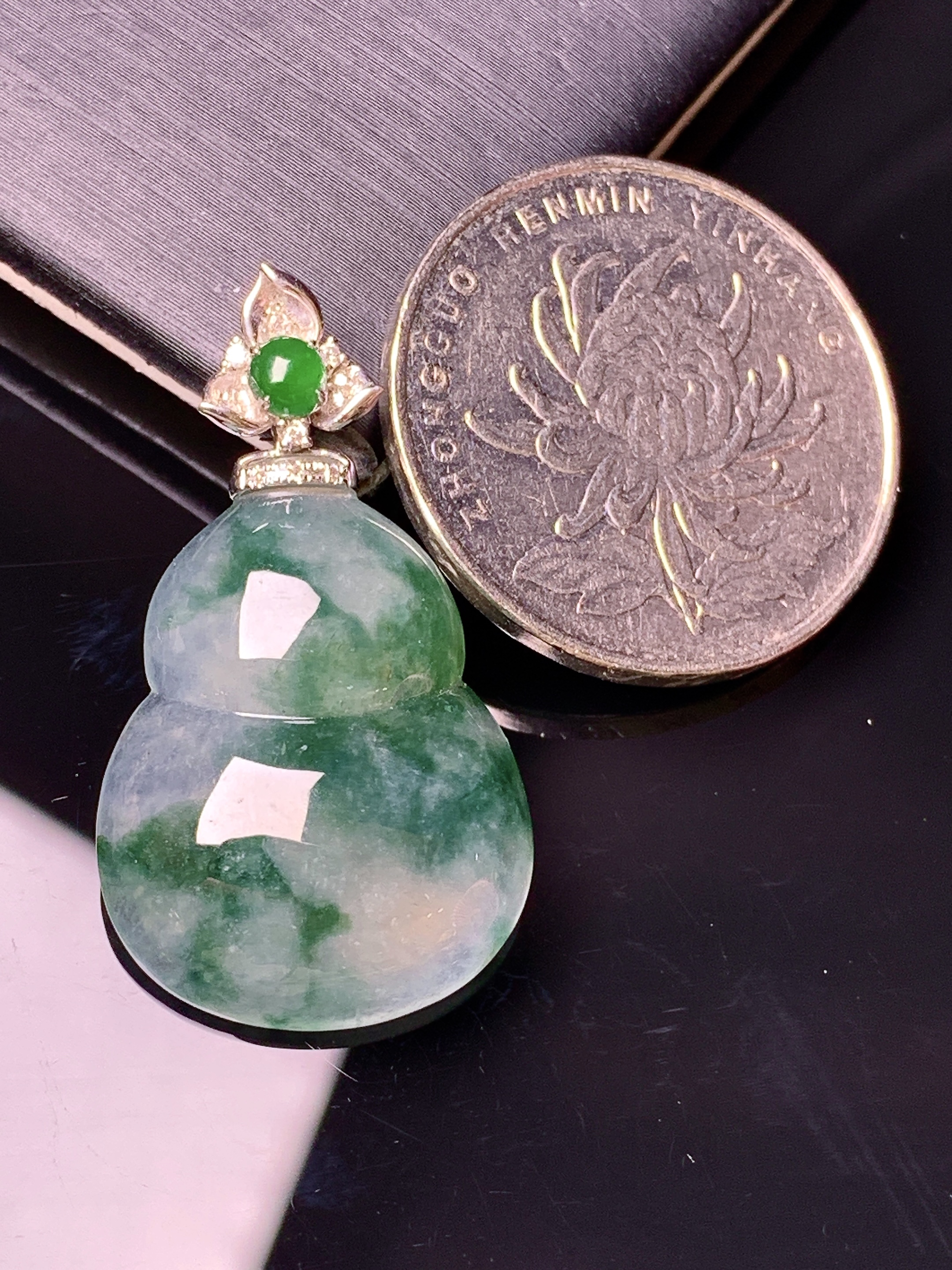 18k金钻镶嵌冰种飘绿葫芦吊坠 玉质细腻 色泽艳丽清新 水润亮眼 整体尺32.3*18.3*5.3yz