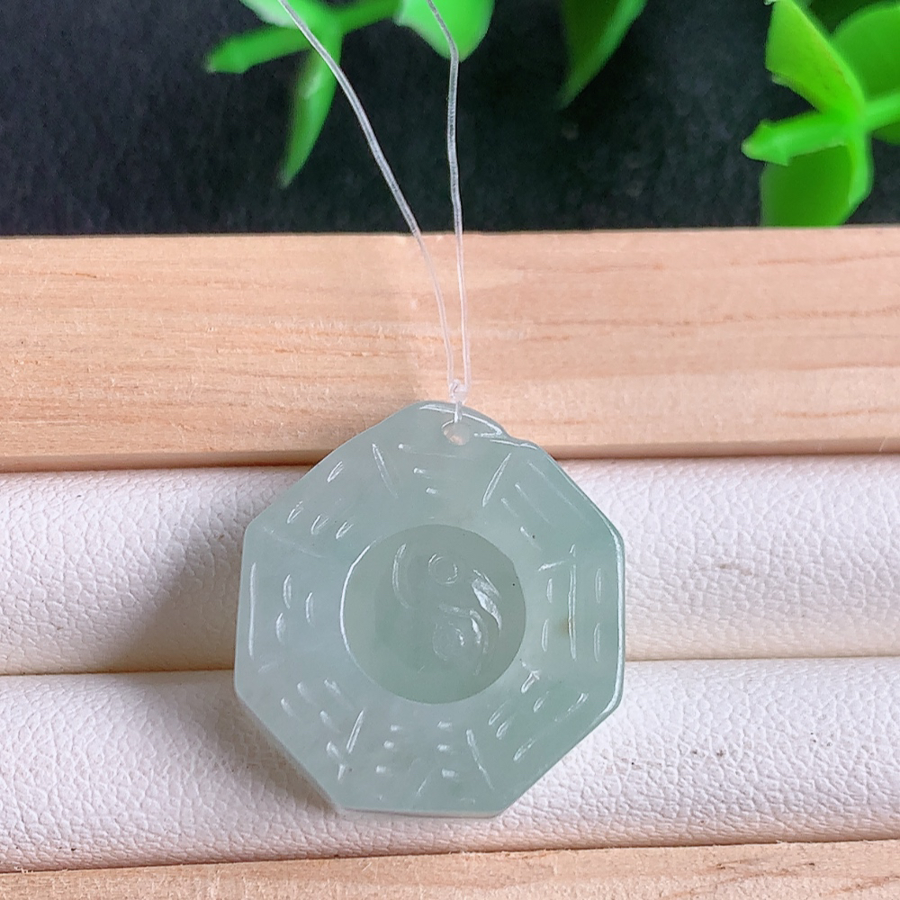 冰润精雕翡翠八卦吊坠，寓意“时来运转，财源滚滚” 寓意佳，颜色清爽，佩戴效果优雅迷人！性价比超值！W49.11 尺寸：18.2-5mm