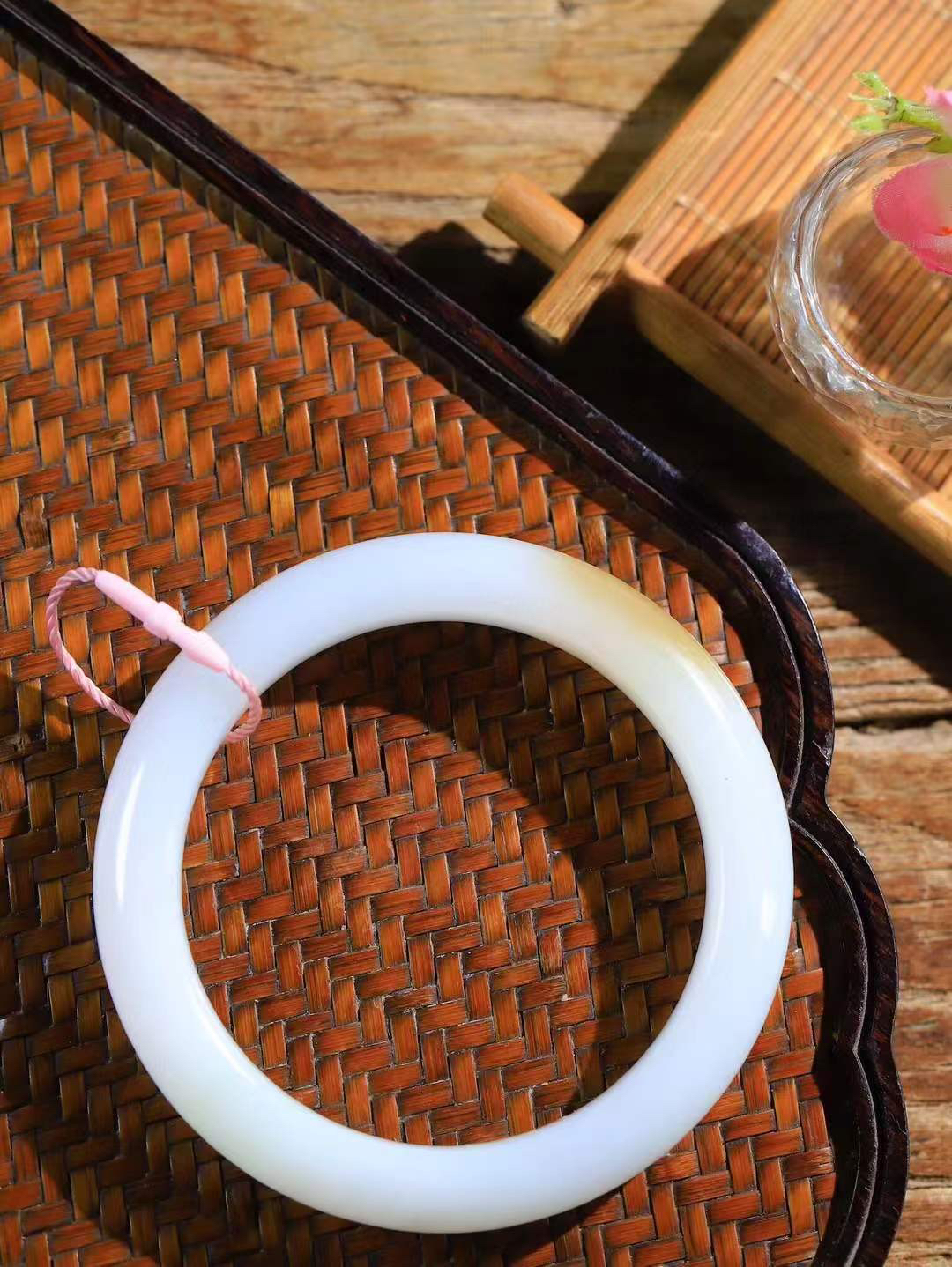 （一见倾心.手镯）

精品和田玉糖白玉手镯，玉质温润细腻 油性十足 手感舒适，高华雅逸，线条流畅，简约大气，美自天成，素雅高贵。佩戴于腕间，婉约之美，举手投足间透出那低调奢华。重68.2克  尺寸60.5-12.5-10mm  56401136A