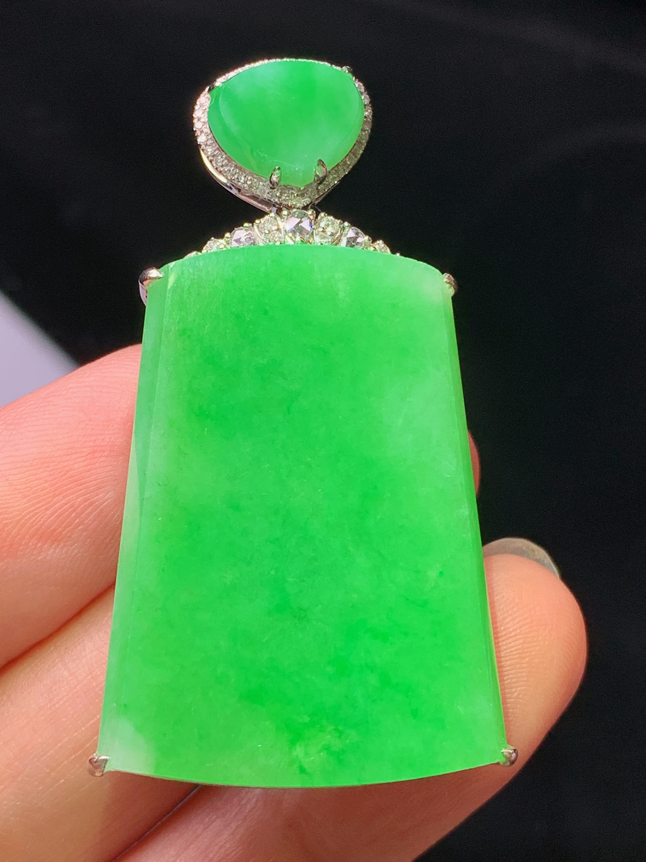 18k金钻镶嵌翠绿无事牌吊坠 玉质细腻 色泽艳丽清新 水润亮眼 整体尺寸46.5*24.3*9.5j