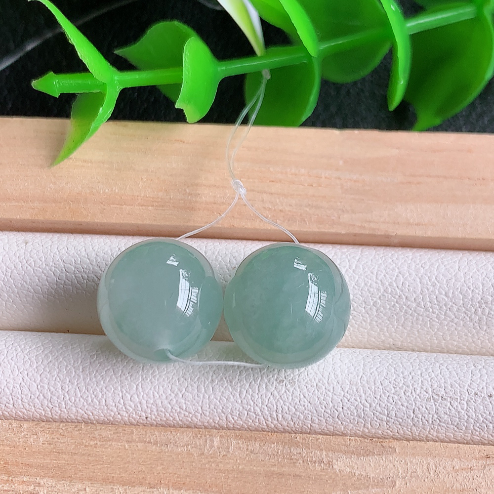 冰润转运珠翡翠吊坠，寓意“时来运转，财源滚滚” 寓意佳，紫气东来，颜色清爽，无纹裂，佩戴效果优雅迷人！性价比超值！W49.11  尺寸：11.5mm