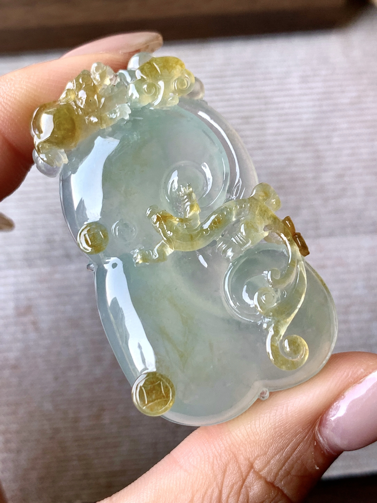 【裸石】️高冰飘黄翡仿古如意吊坠
【说明】缅料  性价比高  
【尺寸】53-30.8-10.3