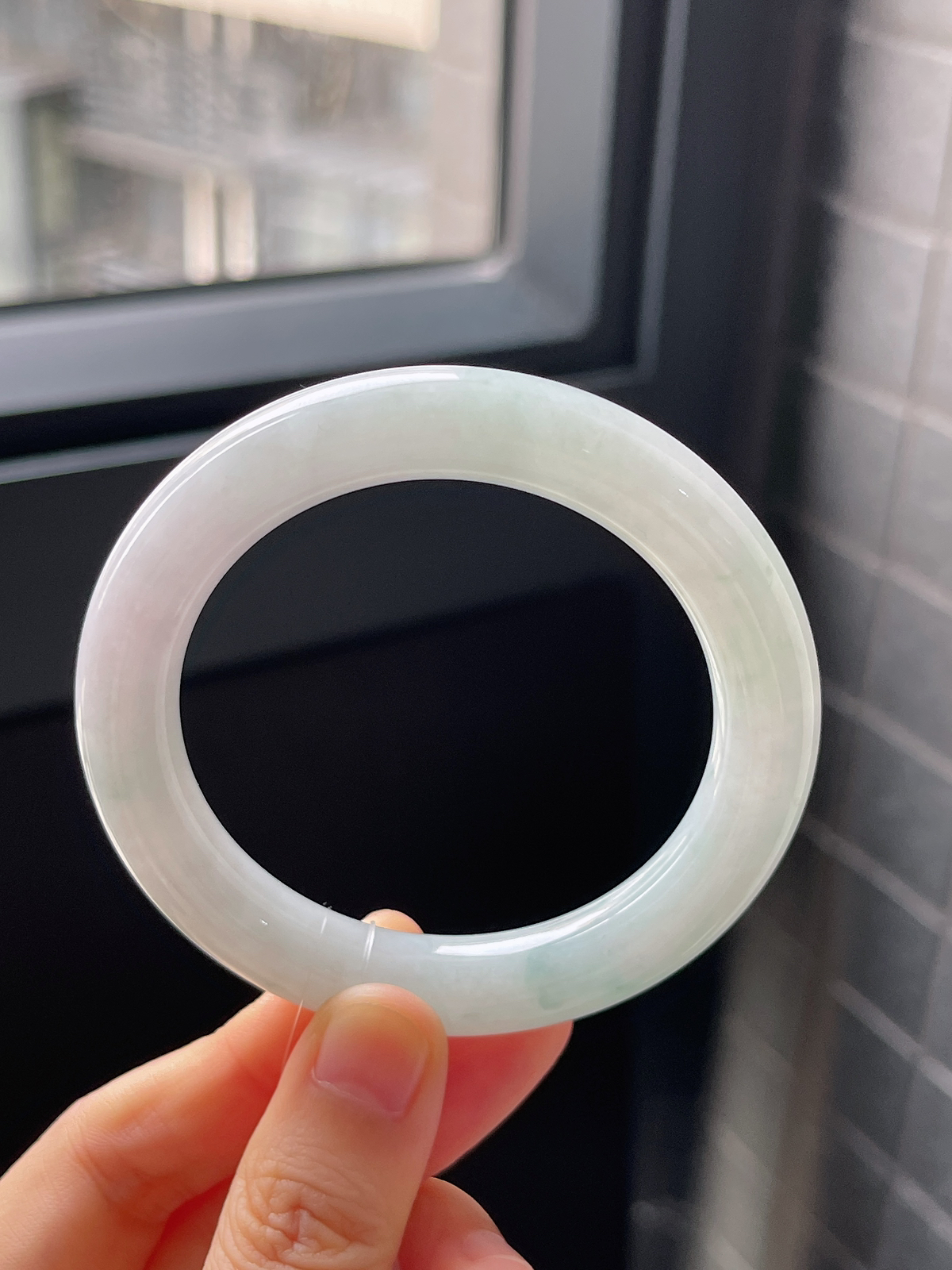 圆镯52.3圈口，翡翠糯化种淡绿色手镯