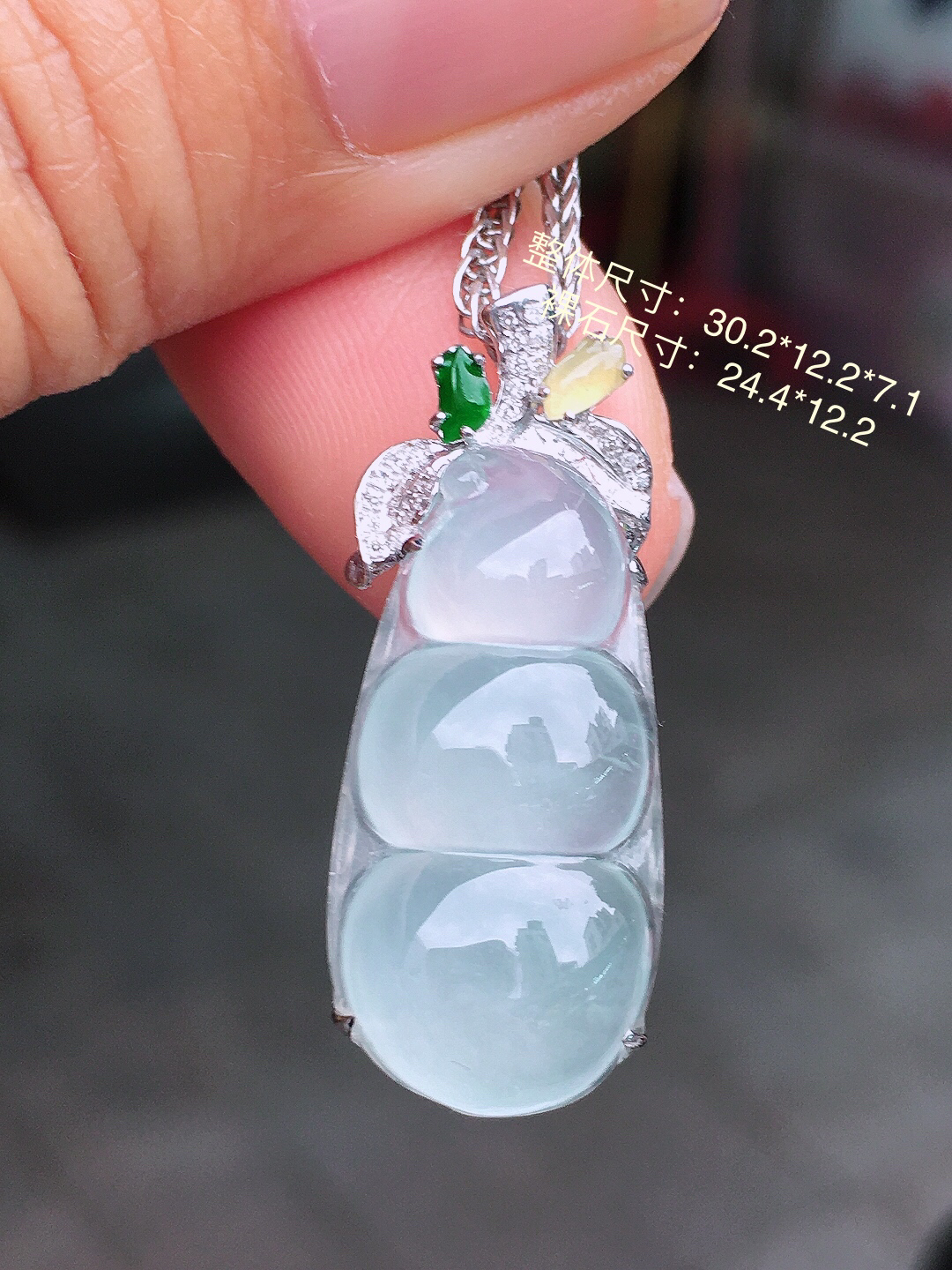 冰种福豆吊坠，玉质细腻，荧光感超
强，饱满圆润，尽显优雅气质，18k
金豪华镶嵌