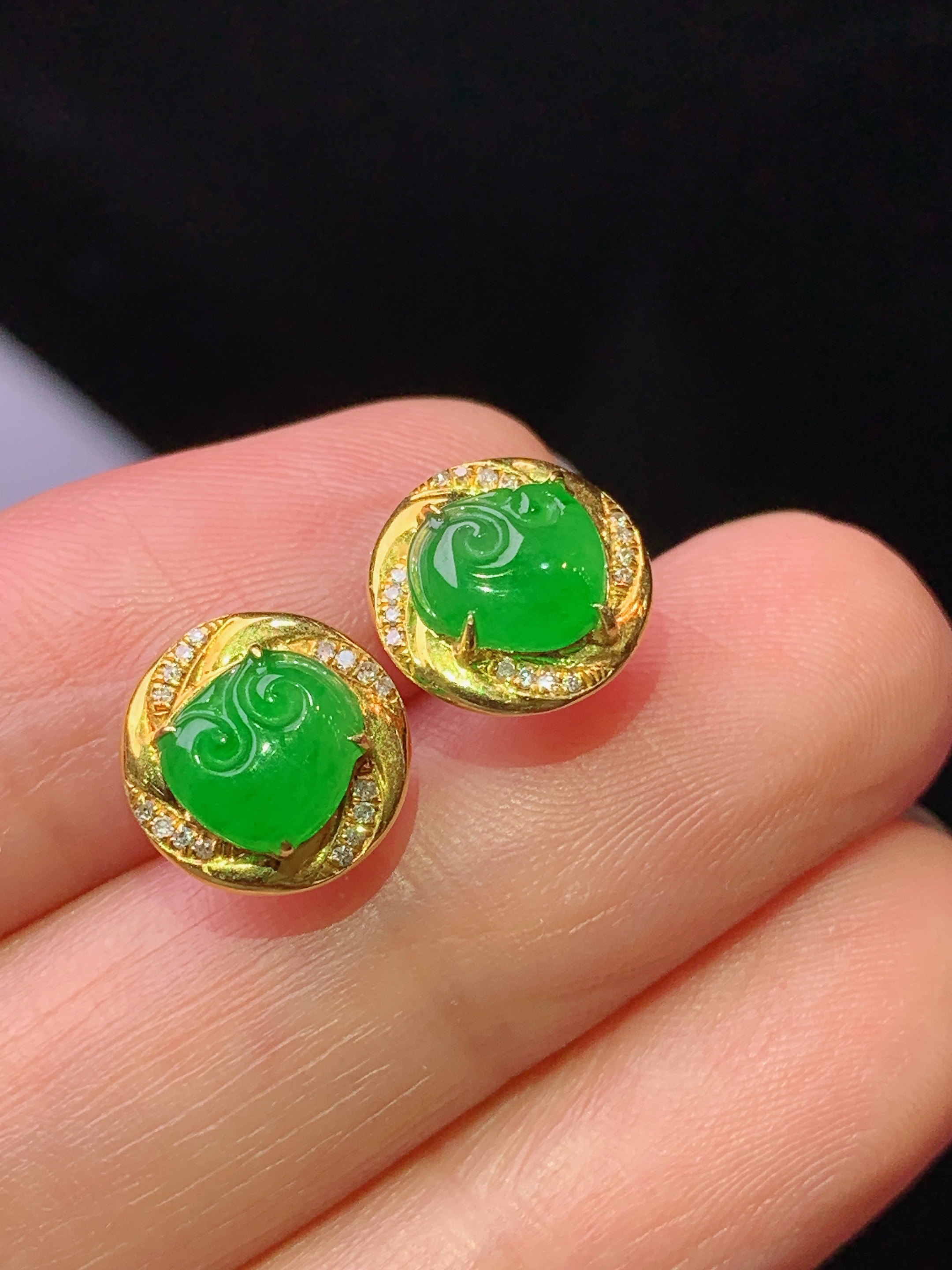 18k金钻镶嵌翠绿如意耳钉 玉质细腻 色泽艳丽清新 水润亮眼 整体尺寸9.8*3yz