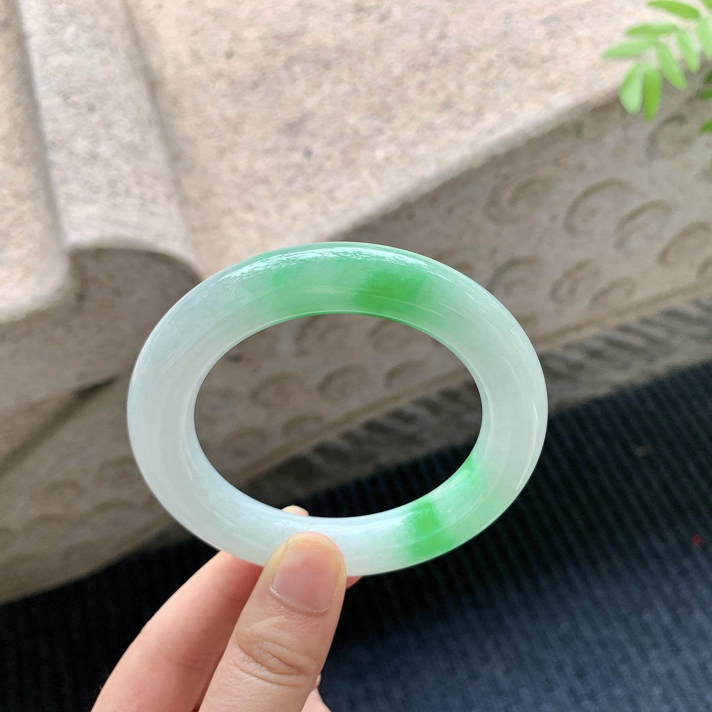 圆条53 54【圈口】54.8/11.8/11.8【编码】GL041240【描述】细糯飘阳绿，水润，种老，细腻，无裂