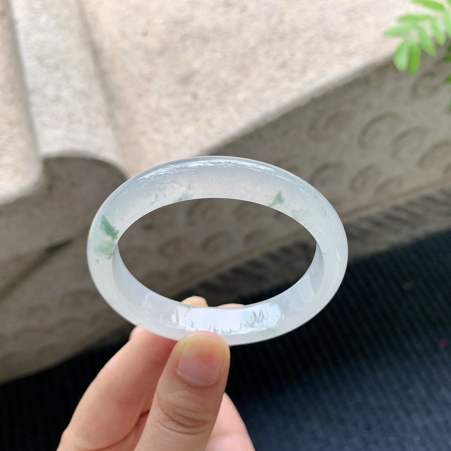 贵妃54 55【圈口】55.3/46.5/11.7/7.2【编码】DZ041213【描述】冰糯飘花，水润，种老，细腻，打灯有棉线