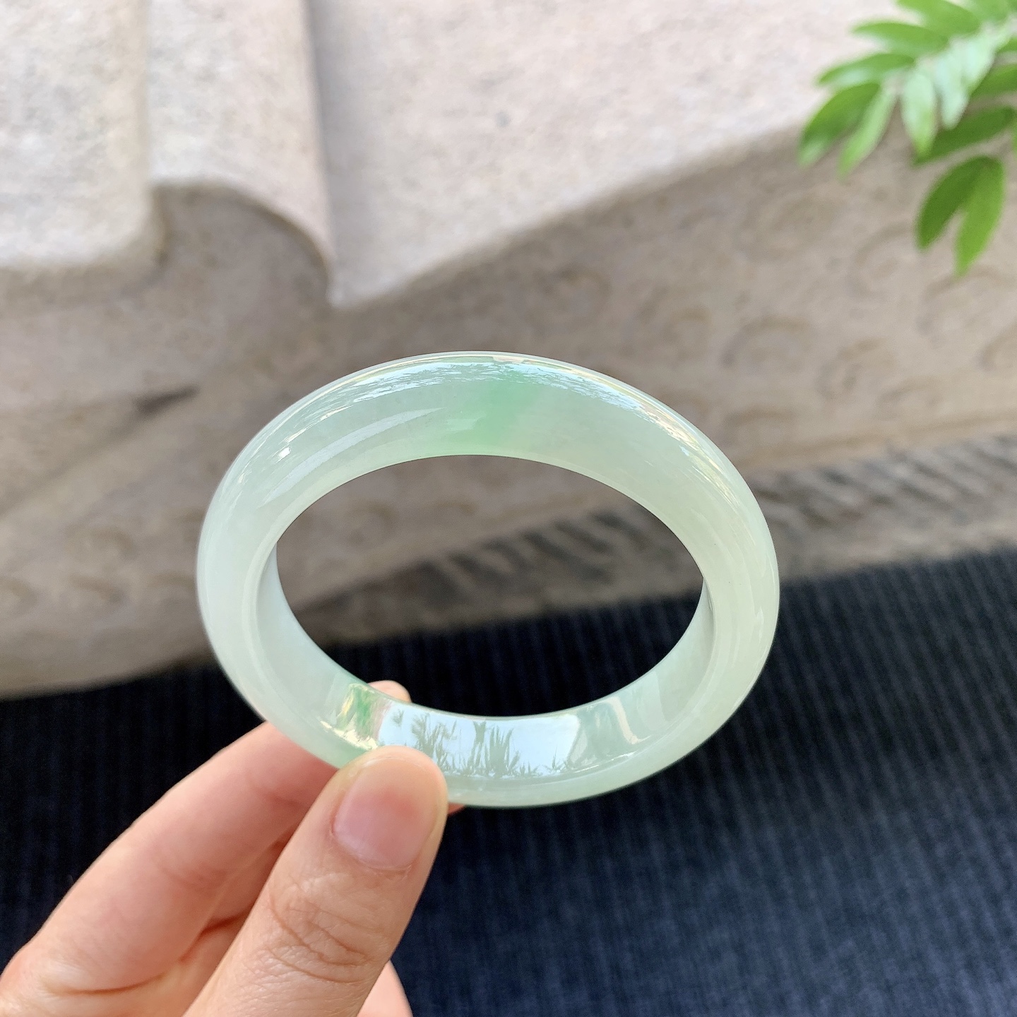 正圈53 54【圈口】54.2/12.2/8.2【编码】A1121034【描述】糯冰飘绿，水润，种老，细腻，打灯有絮线