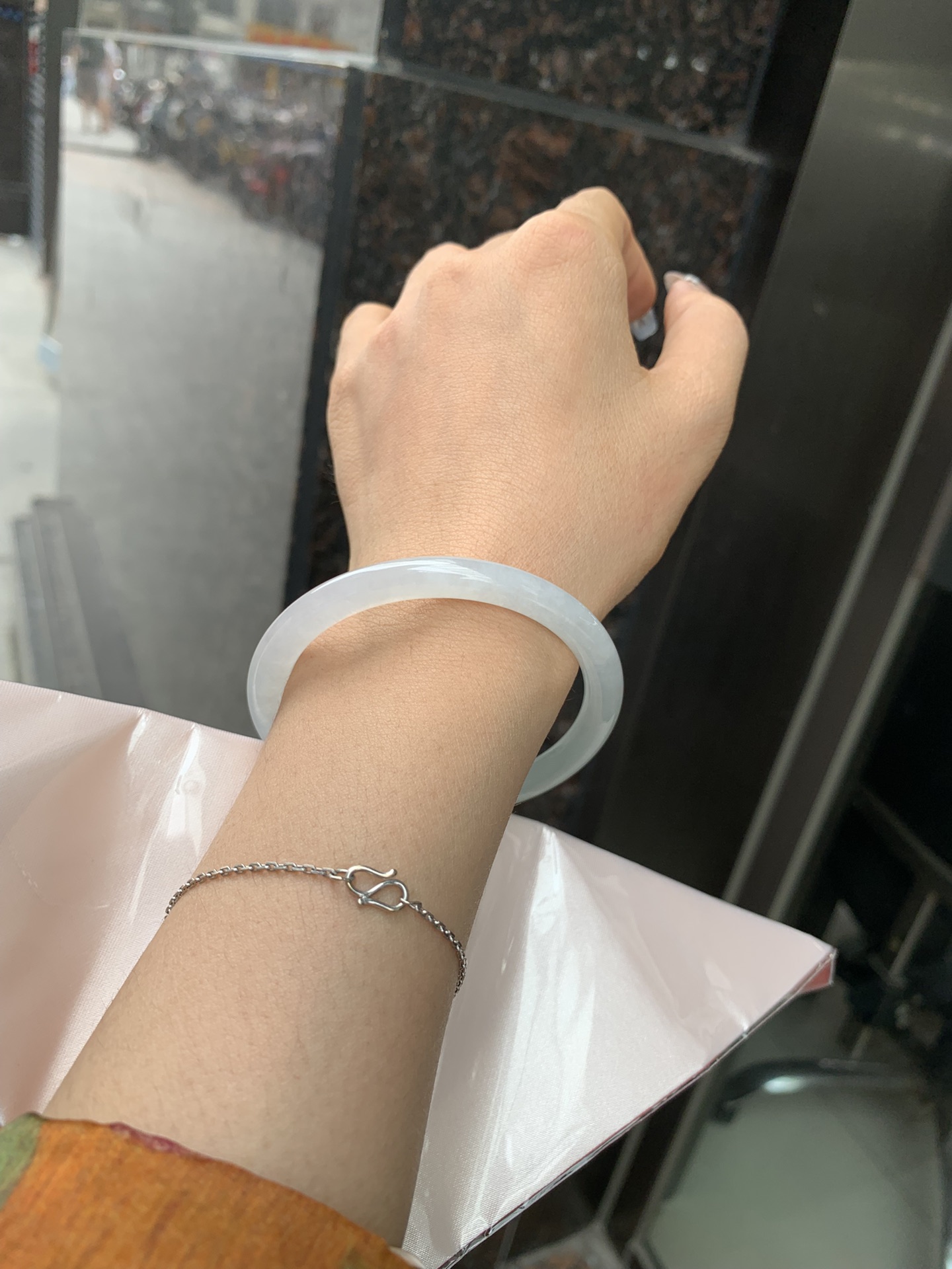 白月光美人条 54.5-7.3-6 0412-N410-6 打灯细纹，底妆细腻，水水润润的白月光，如同夜空中最温柔的那一抹月光，轻轻洒落你的手腕，带来一份宁静与雅致