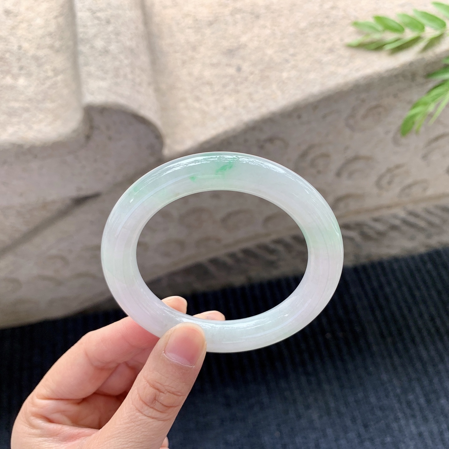 圆条52 53【圈口】53.7/10.5/10.3【编码】B2121156【描述】冰糯飘绿，水润，种老，细腻，打灯有絮线