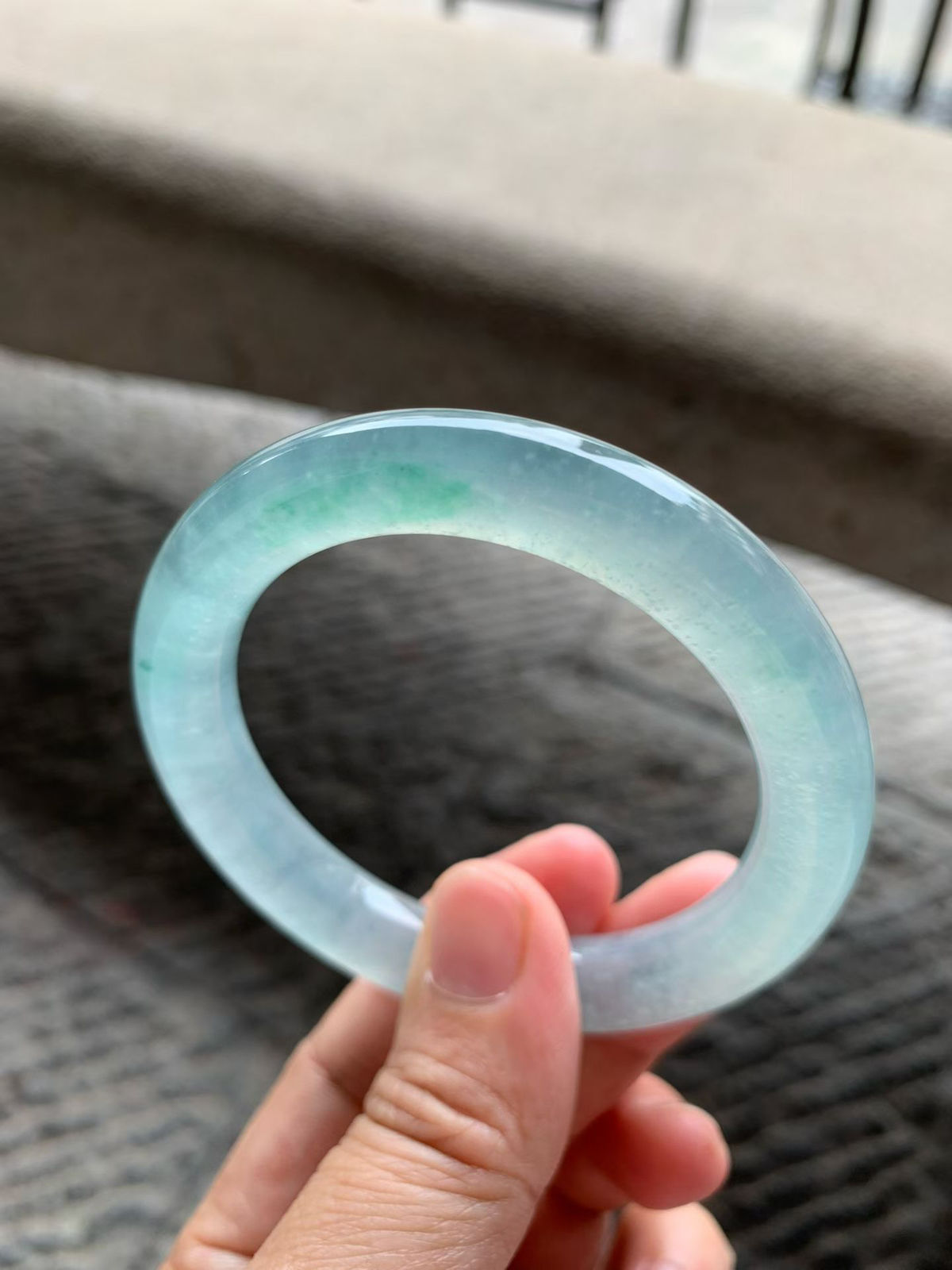 老坑种飘绿花圆条手镯尺寸54.5*10*10 通体冰透，清润水灵，胶感十足，绿花灵气轻盈，上手清冷