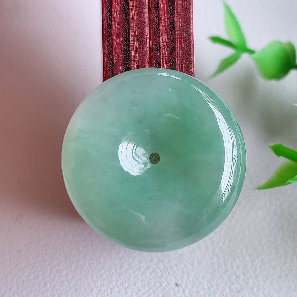 冰润飘花平安扣吊坠，厚装饱满，冰润剔透，细腻水足，种质润泽，飘花灵动，佩戴优雅大气，W357.11   尺寸：26.8-6mm