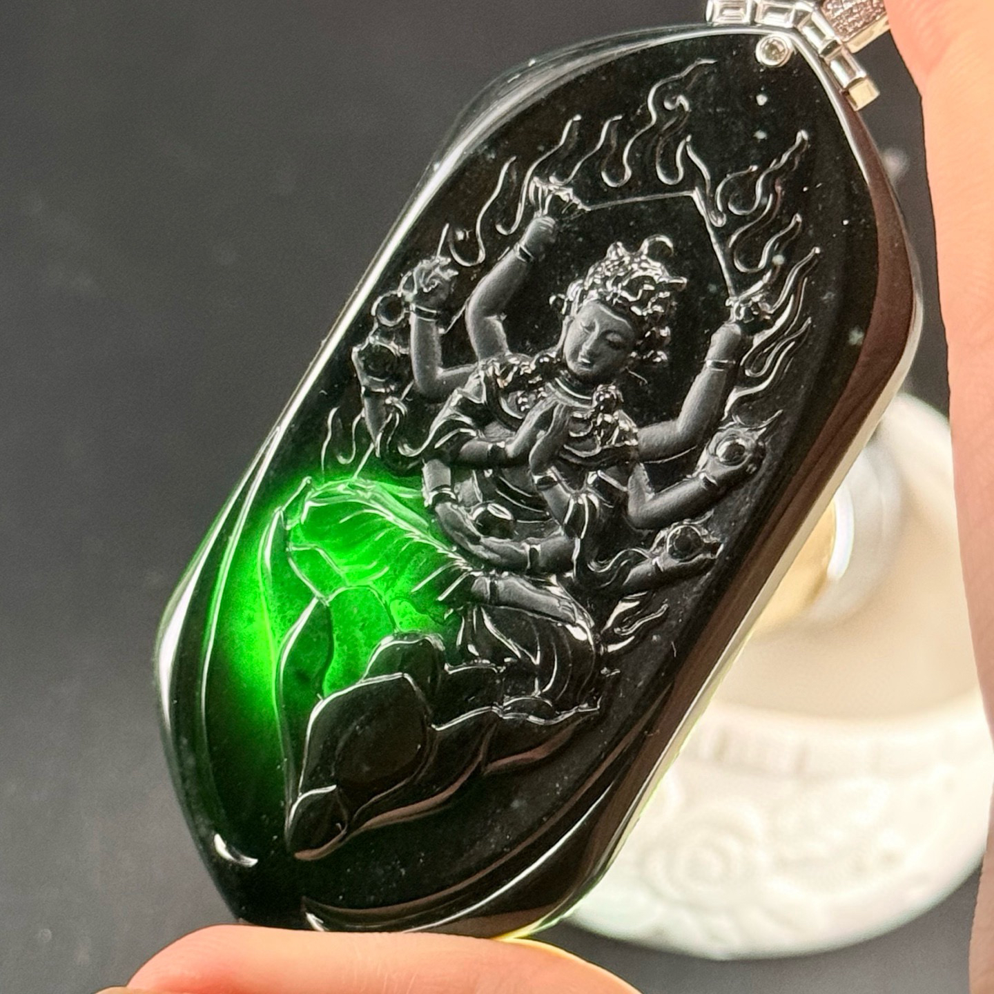 精品18k墨翠千手观音 种好色正 黑度极好 打灯通透 油性十足 尺寸80