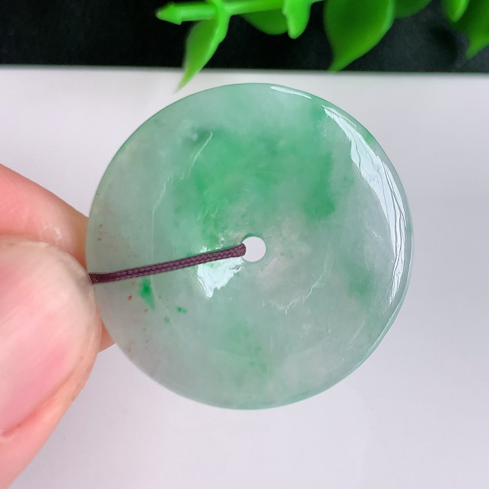 冰润飘绿平安扣吊坠，厚装饱满，冰润剔透，细腻水足，种质润泽，飘花灵动，佩戴优雅大气，W41.11  