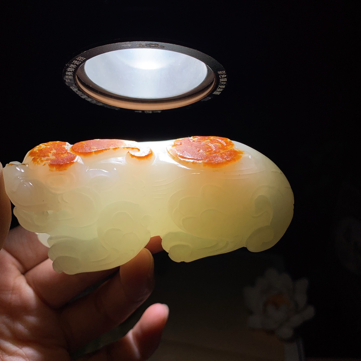 新疆和田玉红油皮料招财貔貅把件！尺寸85/39/40重197克。玉质细腻油润。手推出油。品相大气 lt260410