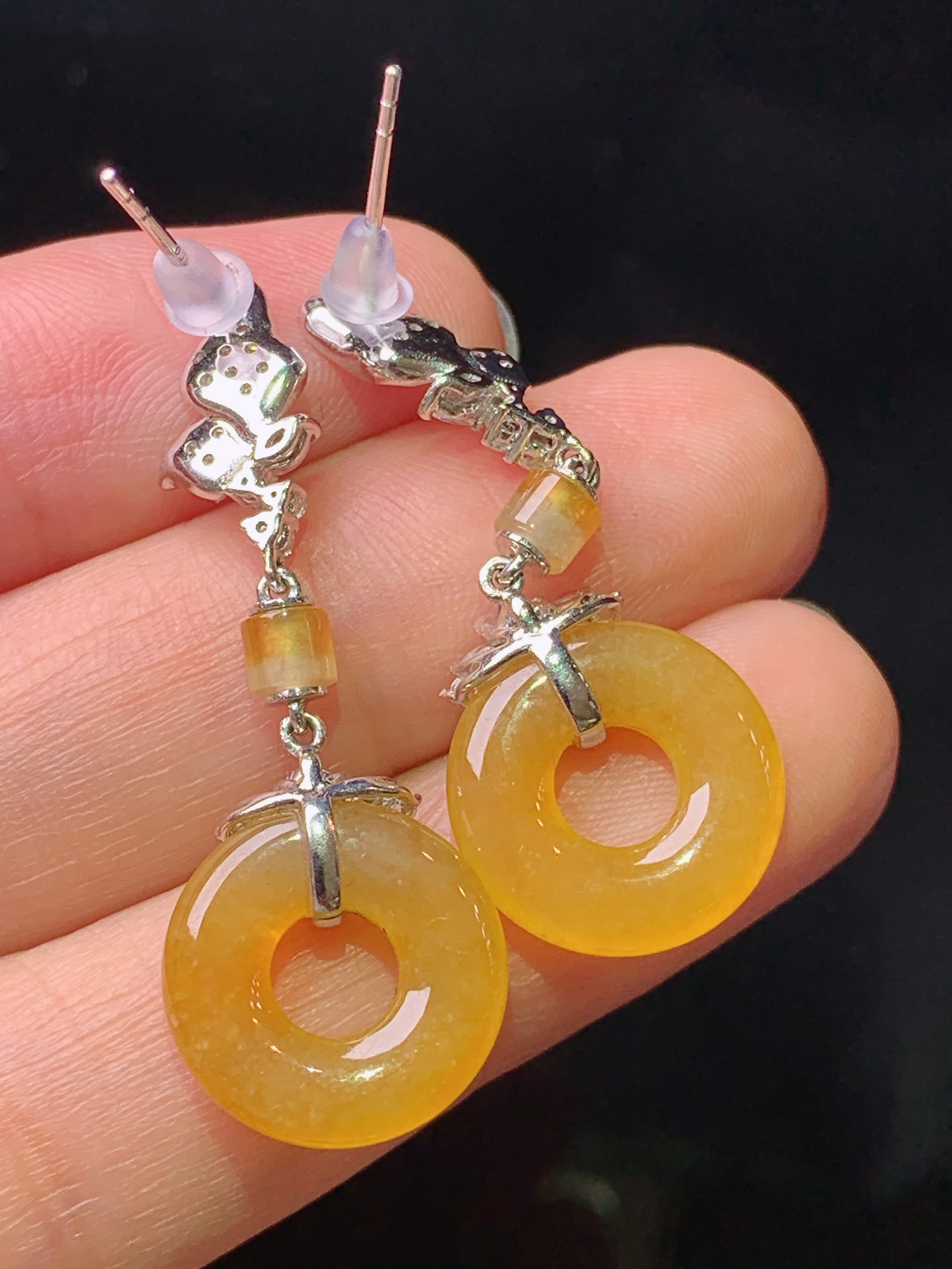 18k金钻镶嵌黄翡平安环耳坠 玉质细腻 色泽艳丽清新 水润亮眼 整体尺寸36.8*13.5*3.2c5