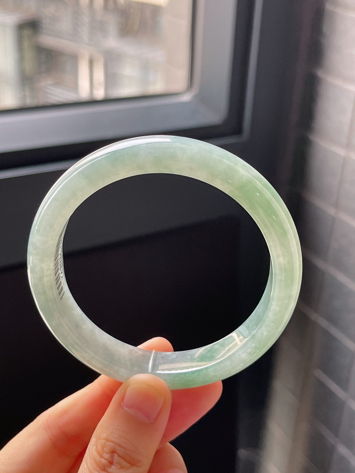 正圈57.7圈口，翡翠冰糯种淡绿色手镯