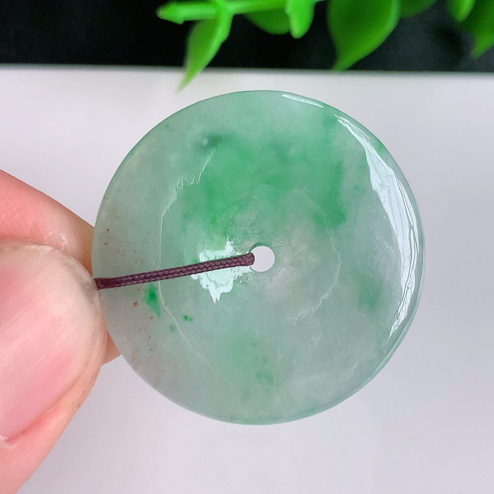 冰润飘绿平安扣吊坠，厚装饱满，冰润剔透，细腻水足，种质润泽，飘花灵动，佩戴优雅大气，W41.11   尺寸：28-3.5mm