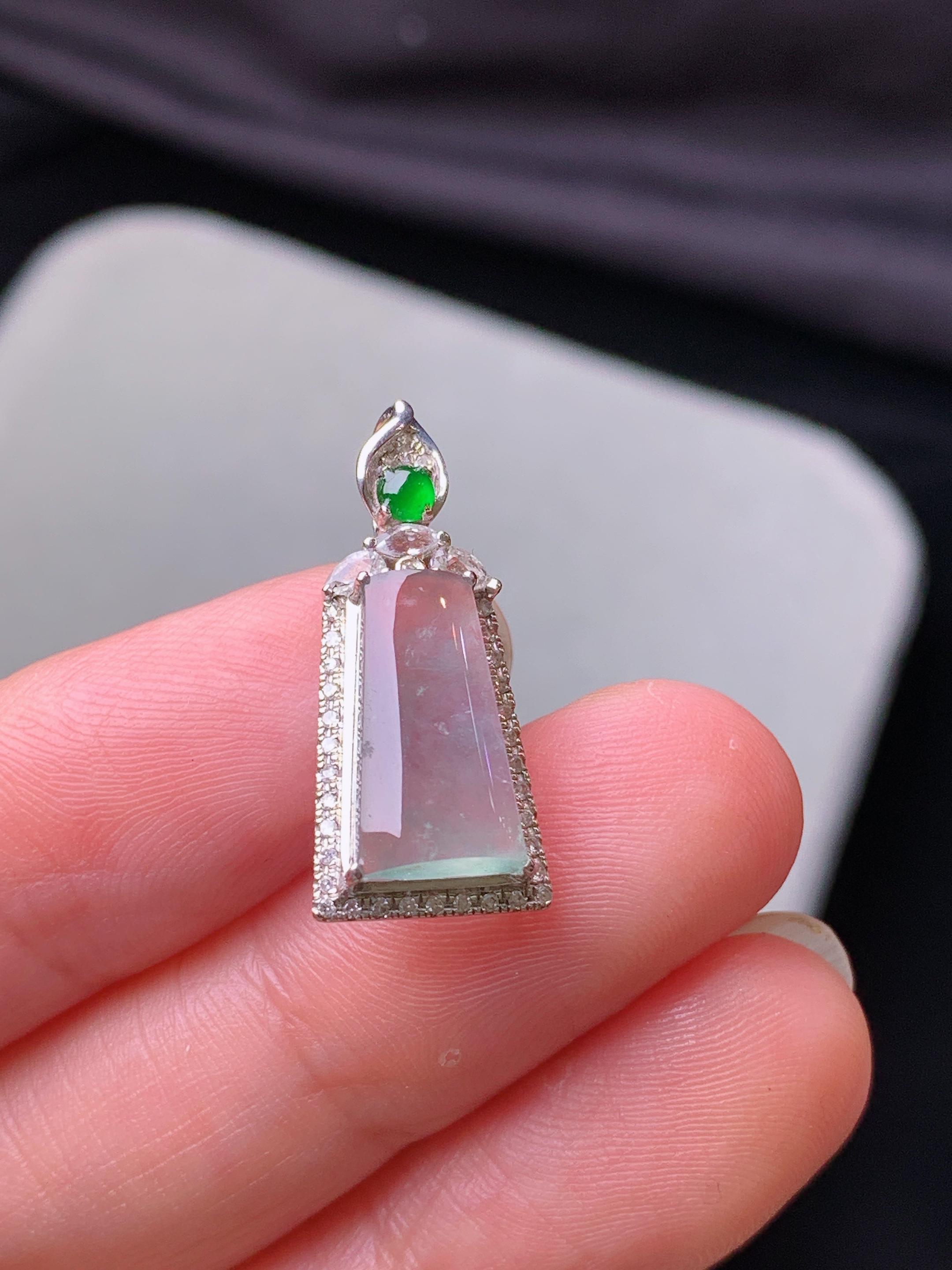 18k金钻镶嵌冰种玉柱吊坠 玉质细腻 色泽艳丽清新 水润亮眼 整体尺寸22.8*10*6.5c5