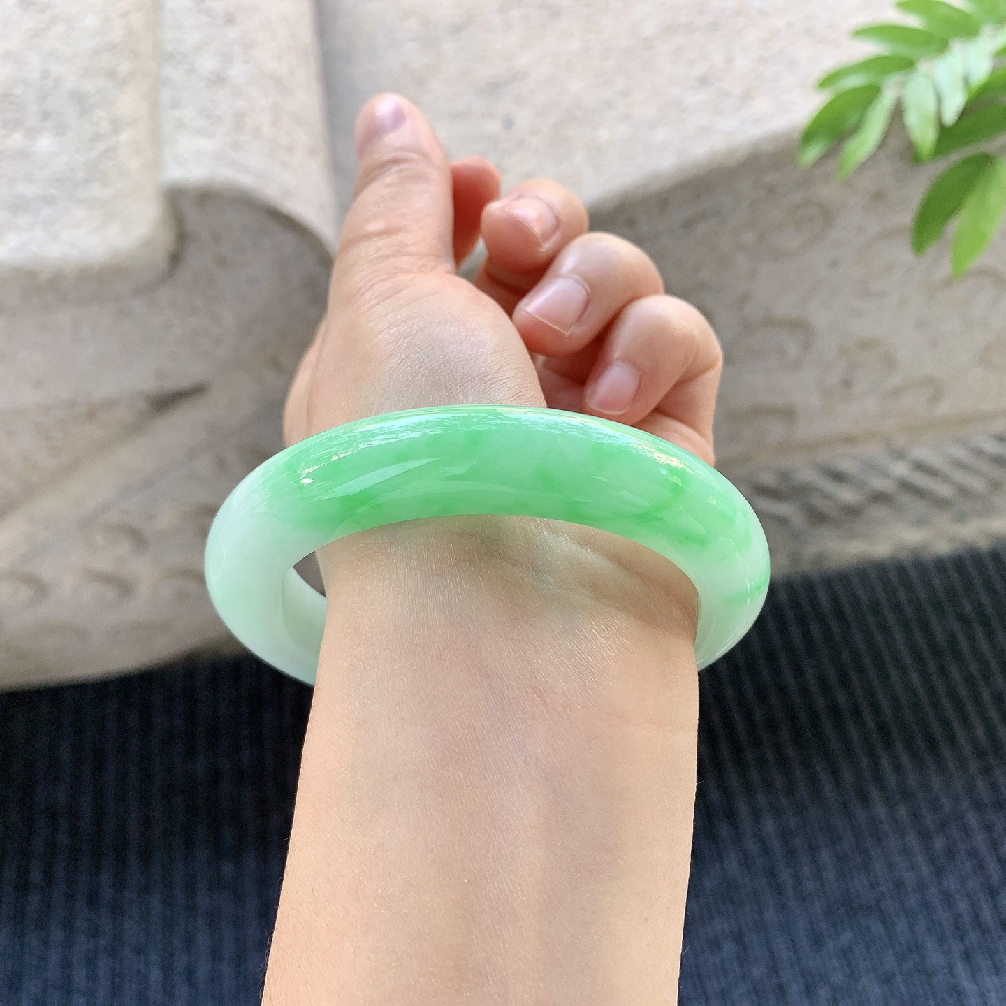 正圈58 59【圈口】59.8/12.5/10【编码】GJ121602【描述】糯冰飘阳绿，水润，种老，细腻，无裂