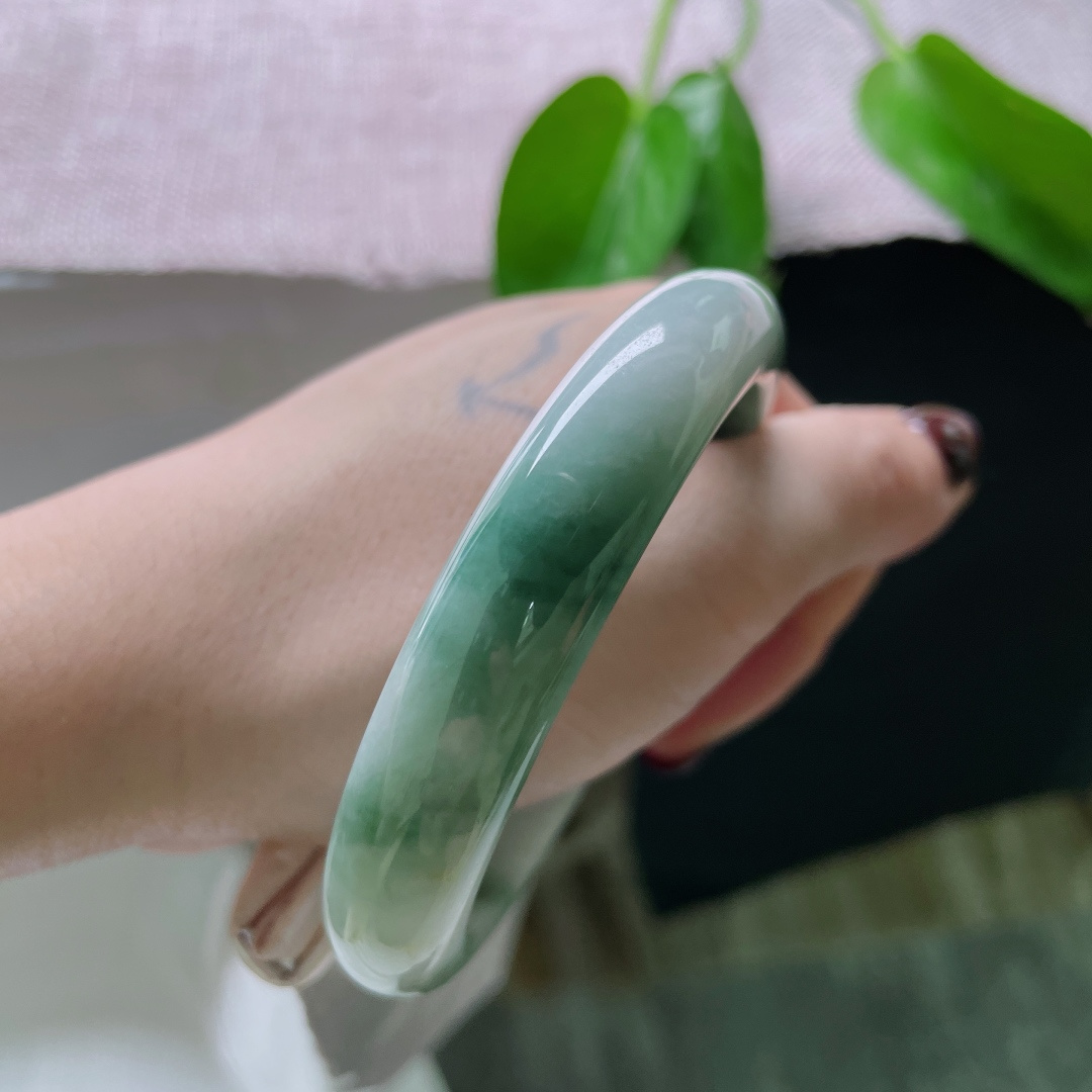 59.4/12.2/8.1，飘花正圈，质地温润细腻，与你相遇在纷飞的花雨里。有棉线，ss50781a