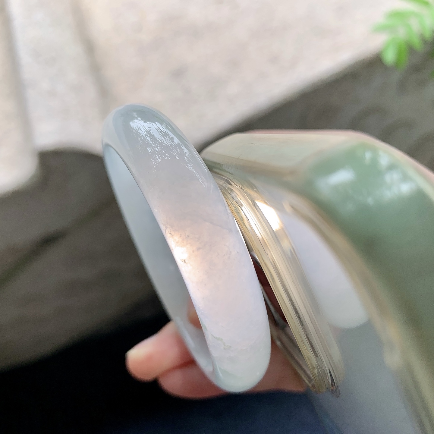 贵妃54 55【圈口】55.3/46.5/11.7/7.2【编码】DZ041213【描述】冰糯飘花，水润，种老，细腻，打灯有棉线