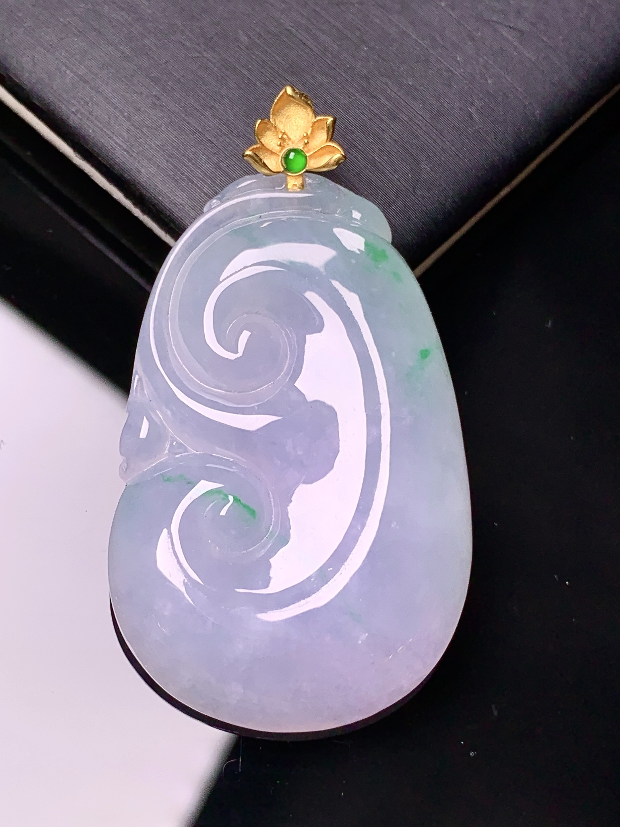 18k金镶嵌飘绿如意吊坠 玉质细腻 色泽艳丽清新 水润亮眼 整体尺寸45.8*25.6*5.5j2