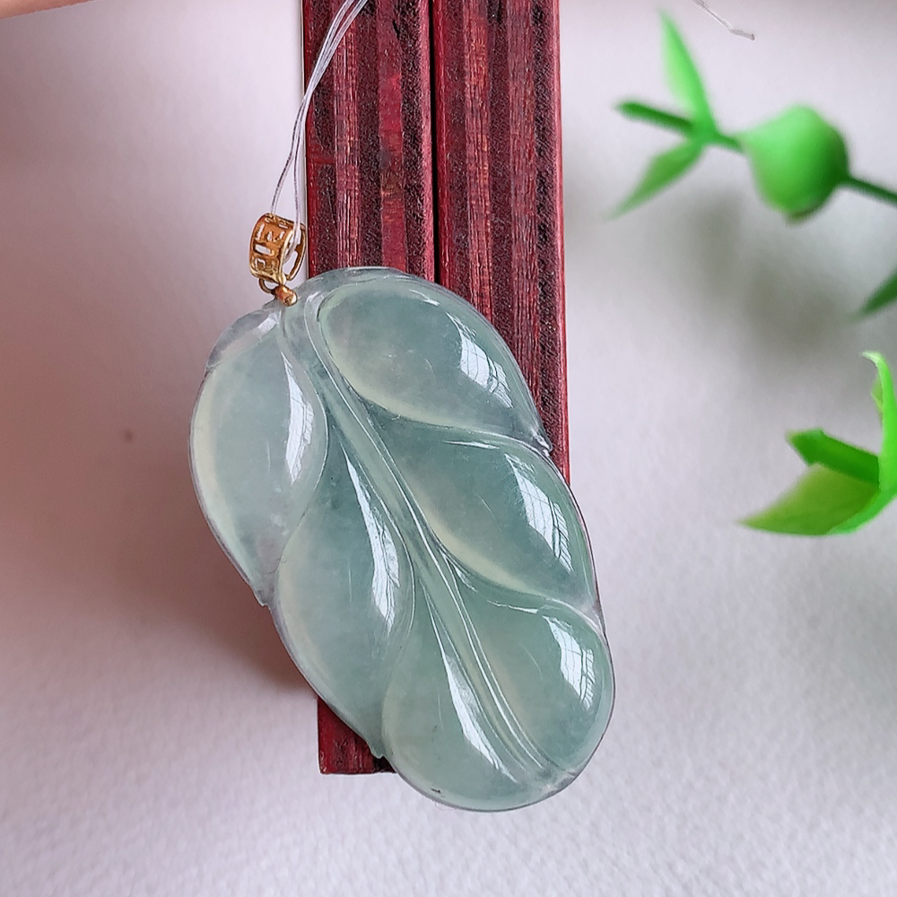 18k金扣冰润金枝玉叶翡翠吊坠  老种起胶感  飘花灵动  寓意“金枝玉叶，大业有成，一夜成名”  饱满大气，水润通透。W49.11 尺寸：30.8-18.8-3.5mm